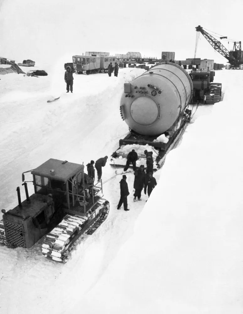 Cogumelo atômico de uma explosão nuclear, simbolizando os testes da Guerra Fria.
