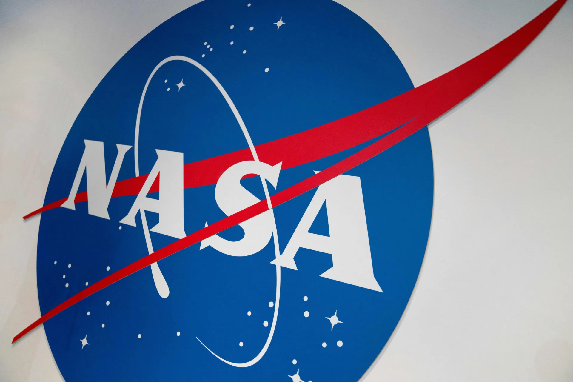 Aeronave da NASA equipada com o sistema UAVSAR sob suas asas.