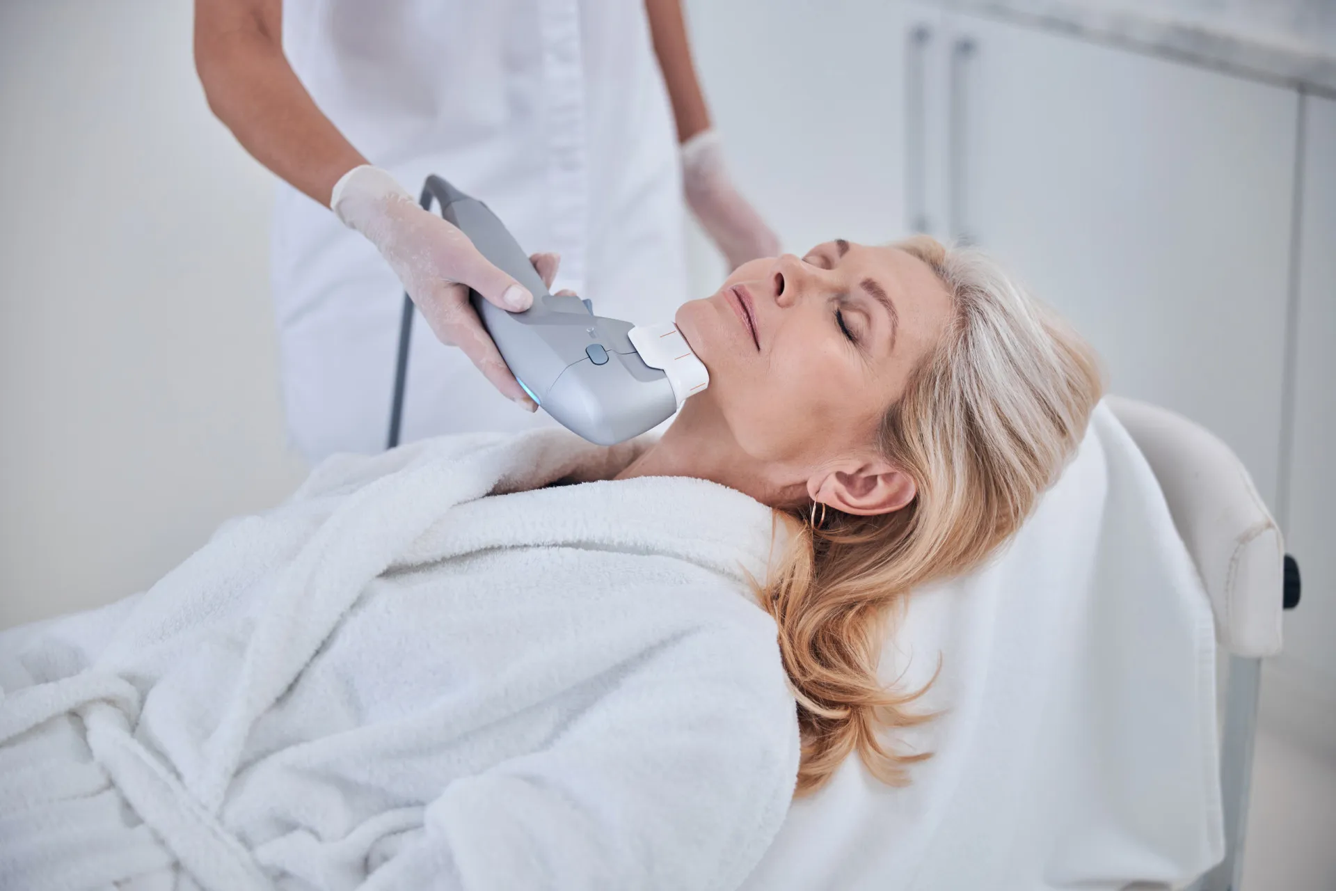 Gráfico mostrando como o ultrassom do Ultherapy atinge as camadas profundas da pele.