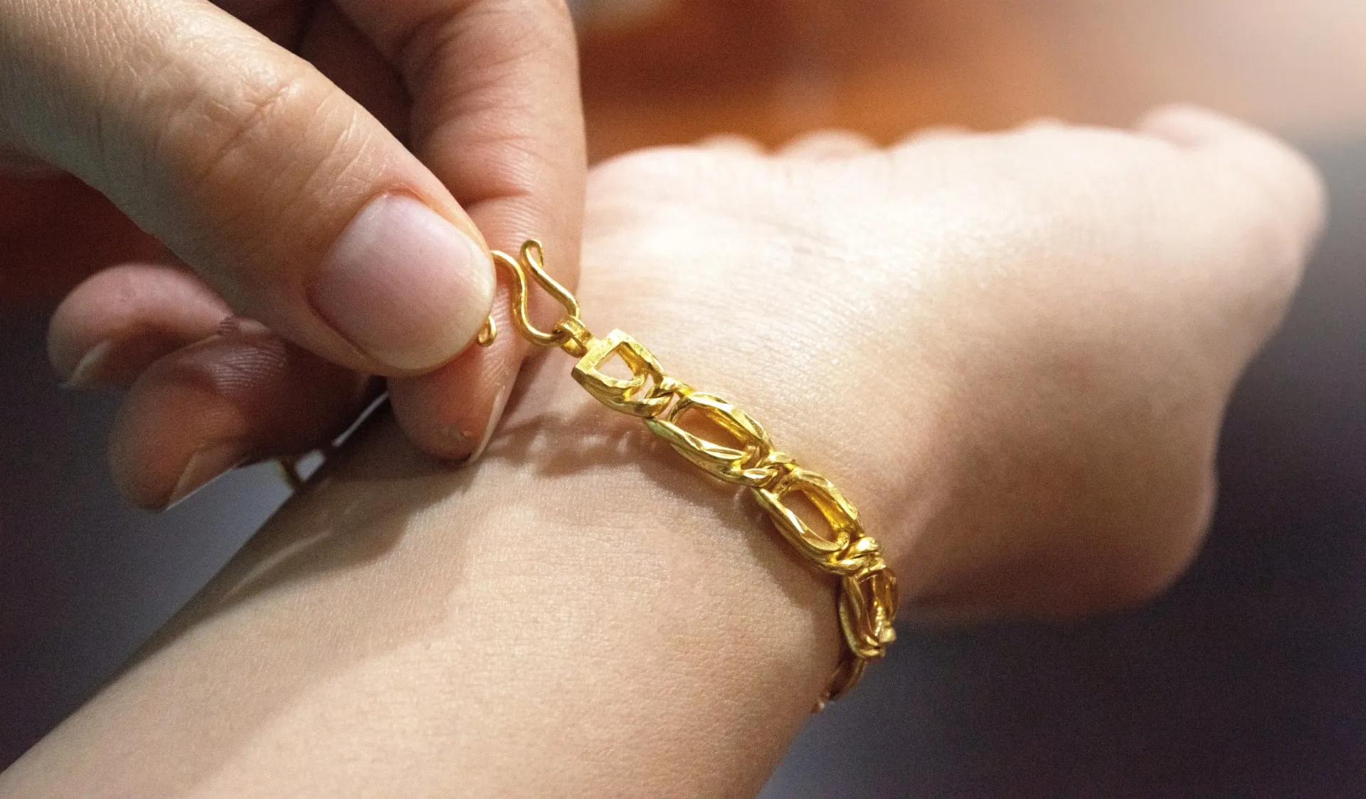 Comparativo de peles: uma realçada pelo ouro amarelo e outra pelo brilho da prata.