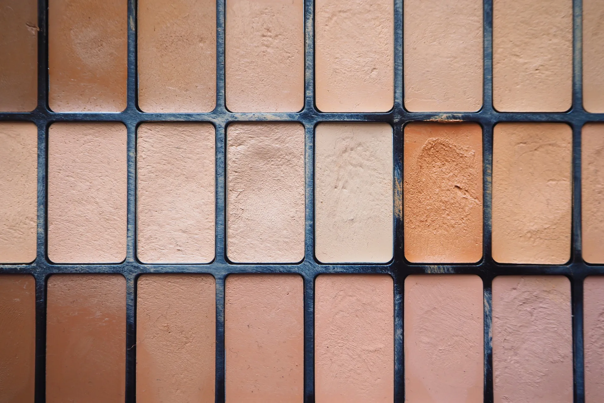 Swatch de base com um equilíbrio perfeito entre pigmentos amarelos e rosados.