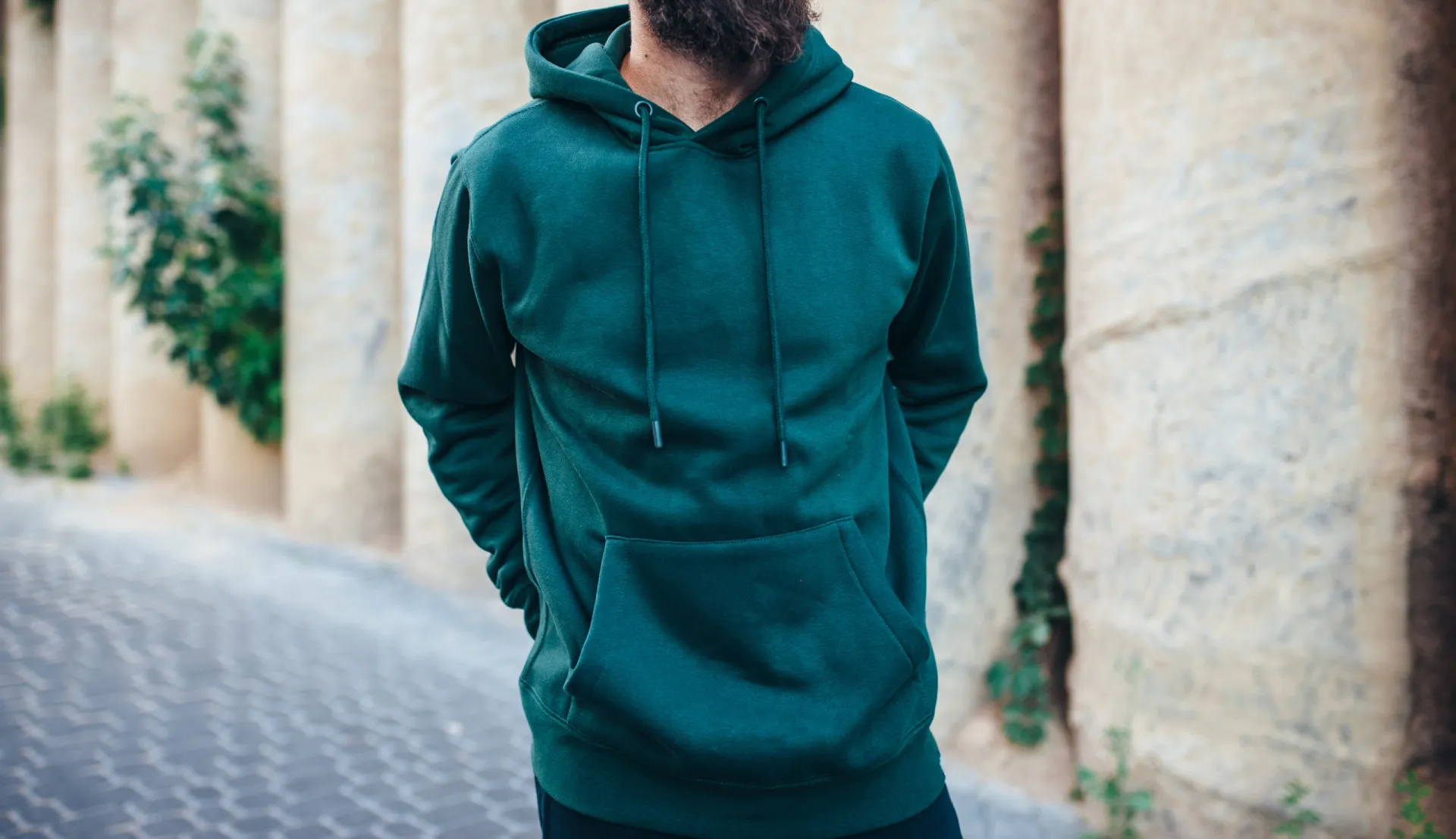 Modelo de subtom frio usando um vestido verde-esmeralda e batom rosa vibrante.