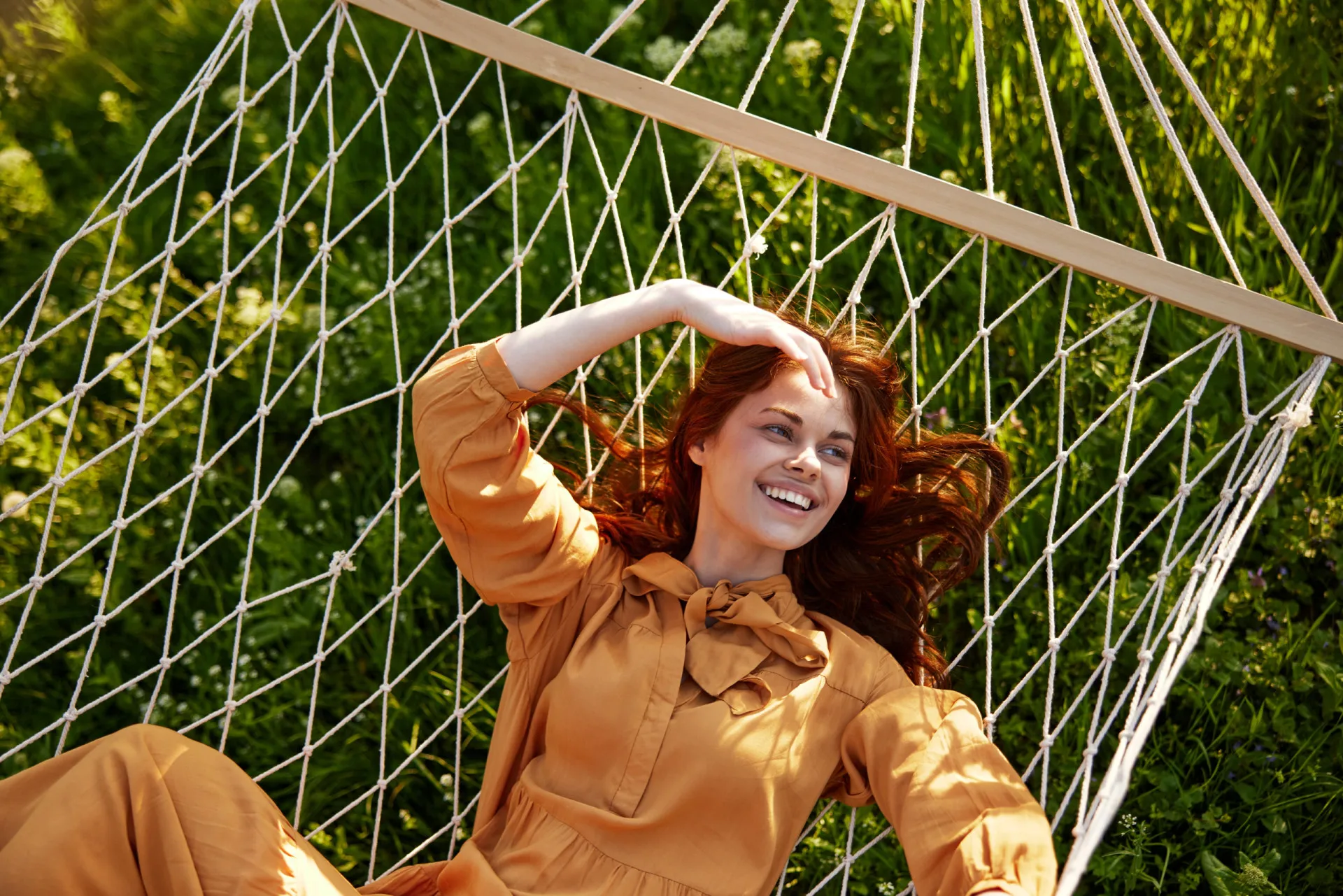 Modelo de subtom quente usando um look em tons de pêssego, dourado e amarelo.