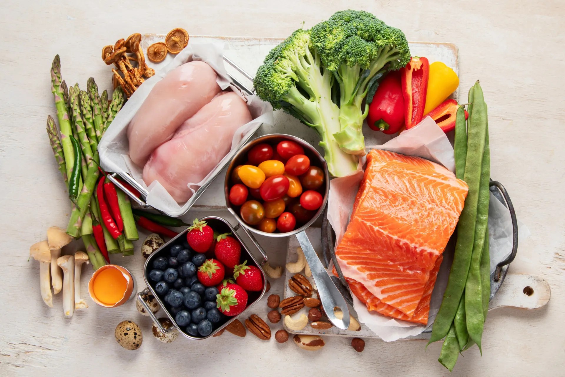 Prato de comida balanceado com vegetais, proteínas e carboidratos.