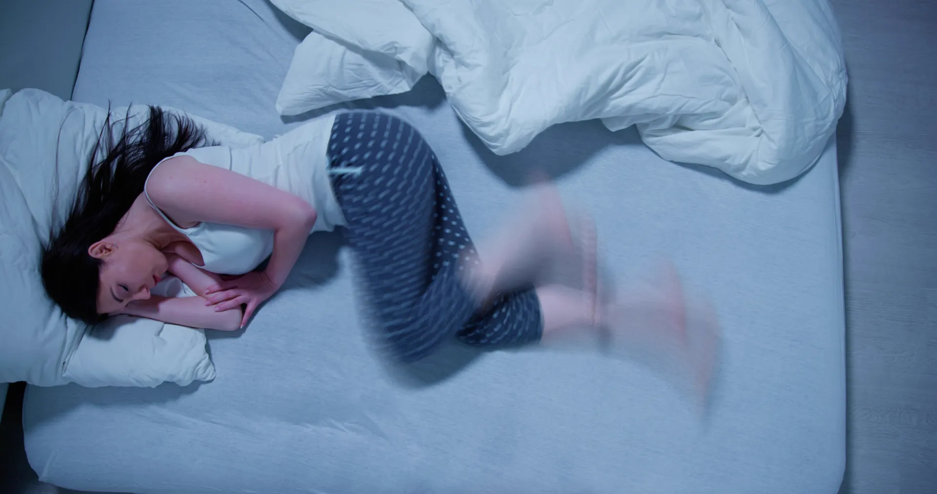 Pessoa se revirando na cama, incapaz de dormir.