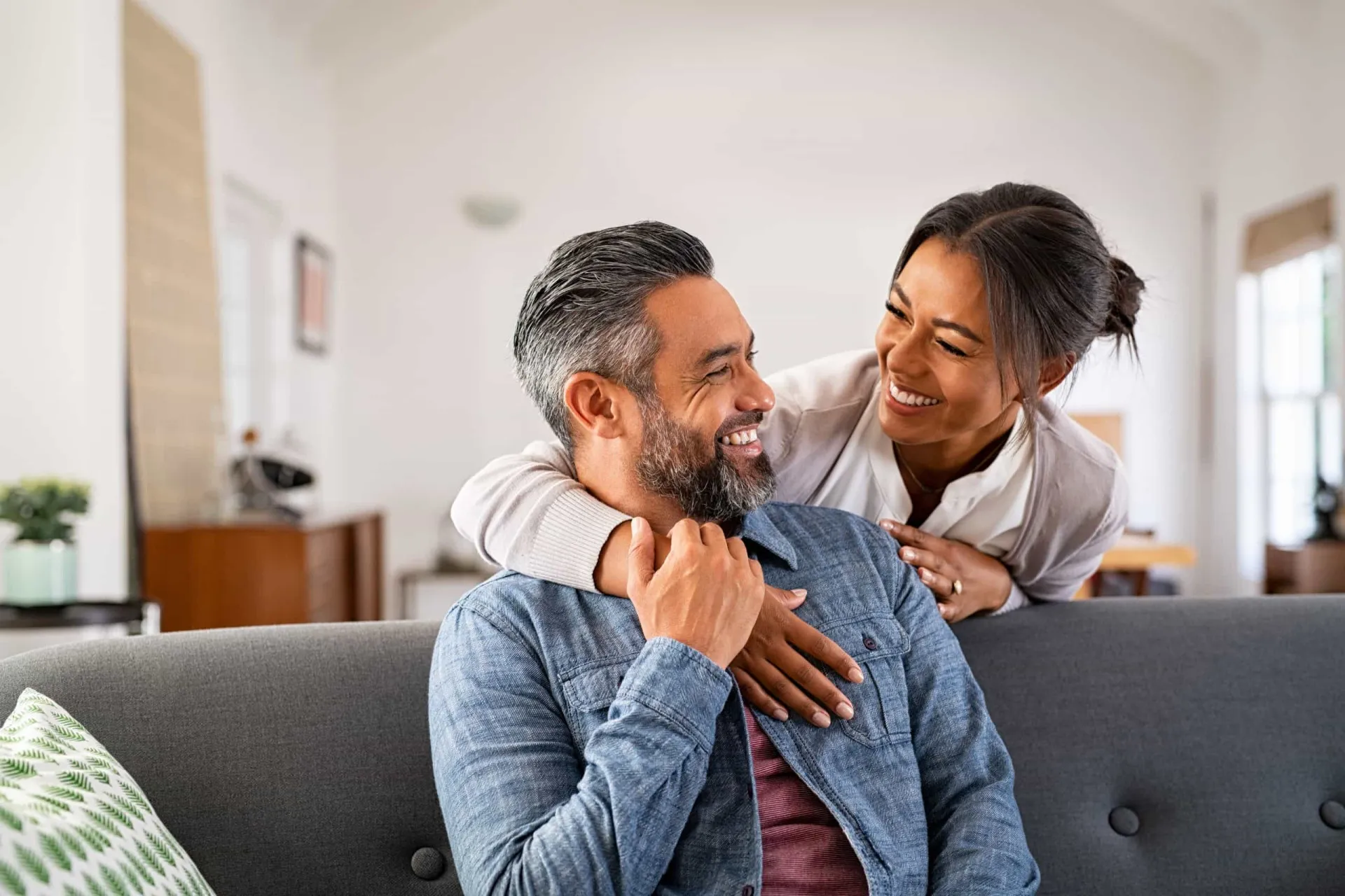 Duas mãos se segurando firmemente, simbolizando a lealdade e o compromisso de Libra.