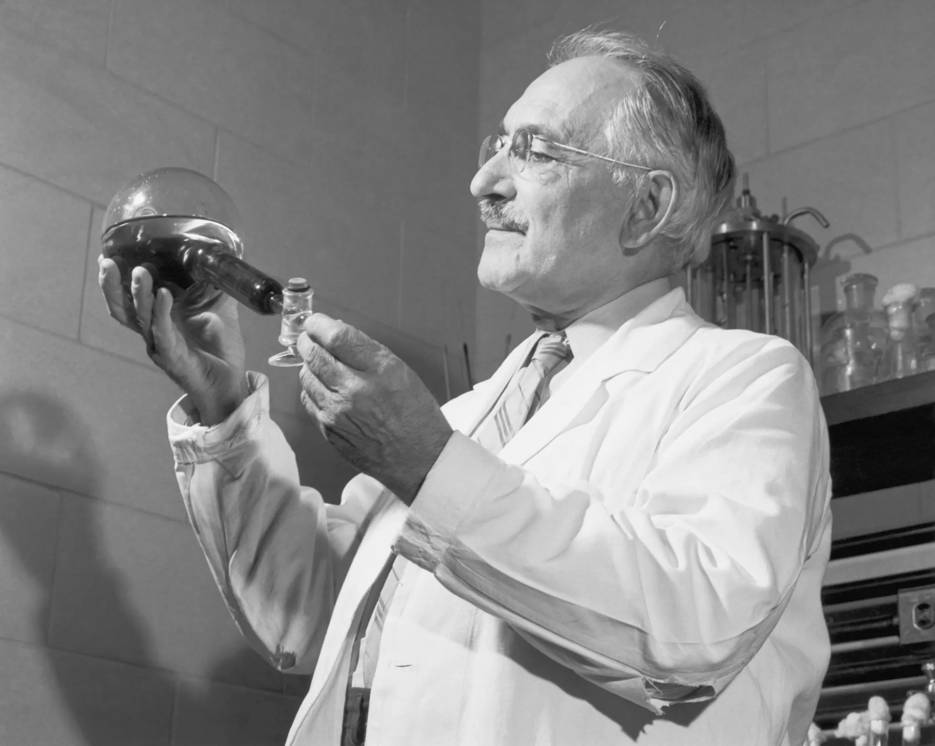 O bioquímico Selman Waksman em seu laboratório, um dos pais da era de ouro dos antibióticos.