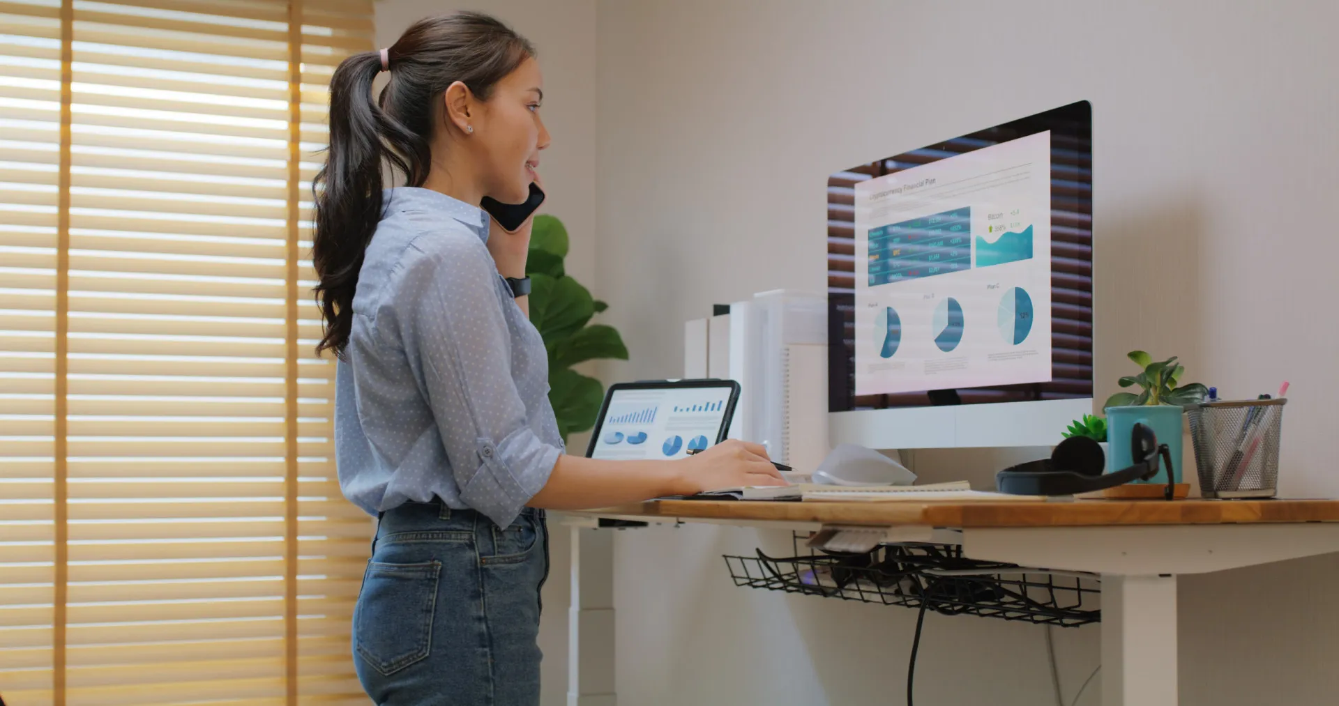Pessoa trabalhando em uma mesa de pé (standing desk), uma solução para combater o sedentarismo no escritório.