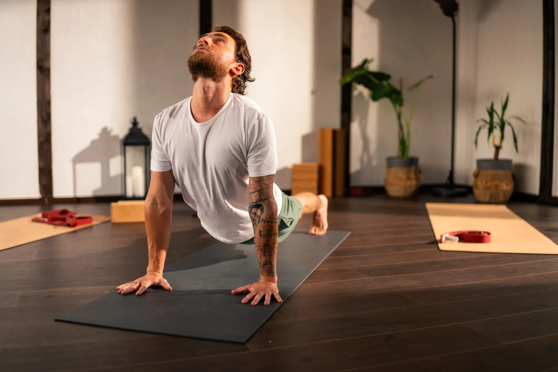 Balança com um tênis de corrida de um lado e um sapato social do outro, equilibrando exercício e vida cotidiana.