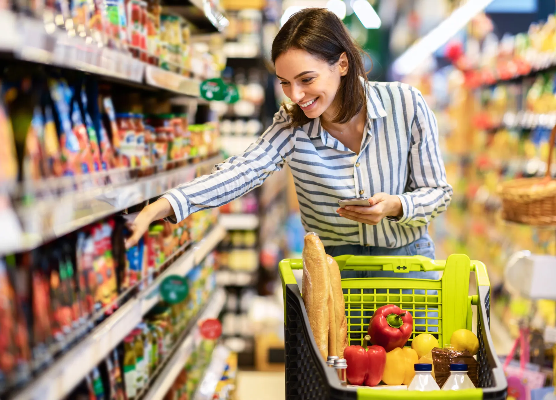 Pessoa empurrando um carrinho de compras em um supermercado, um exemplo de atividade NEAT.