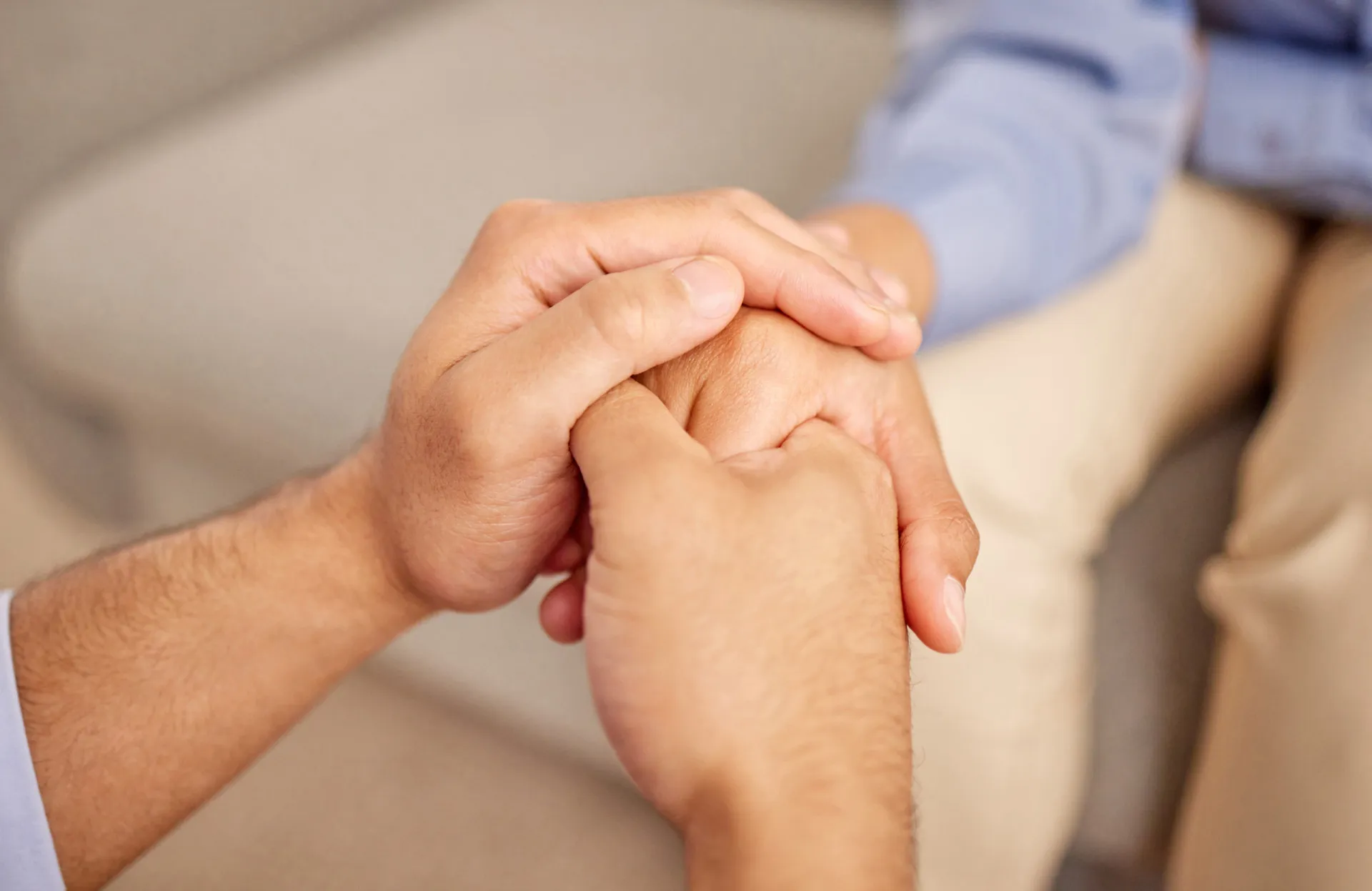 Mãos trabalhando juntas para montar um quebra-cabeça, simbolizando cooperação.