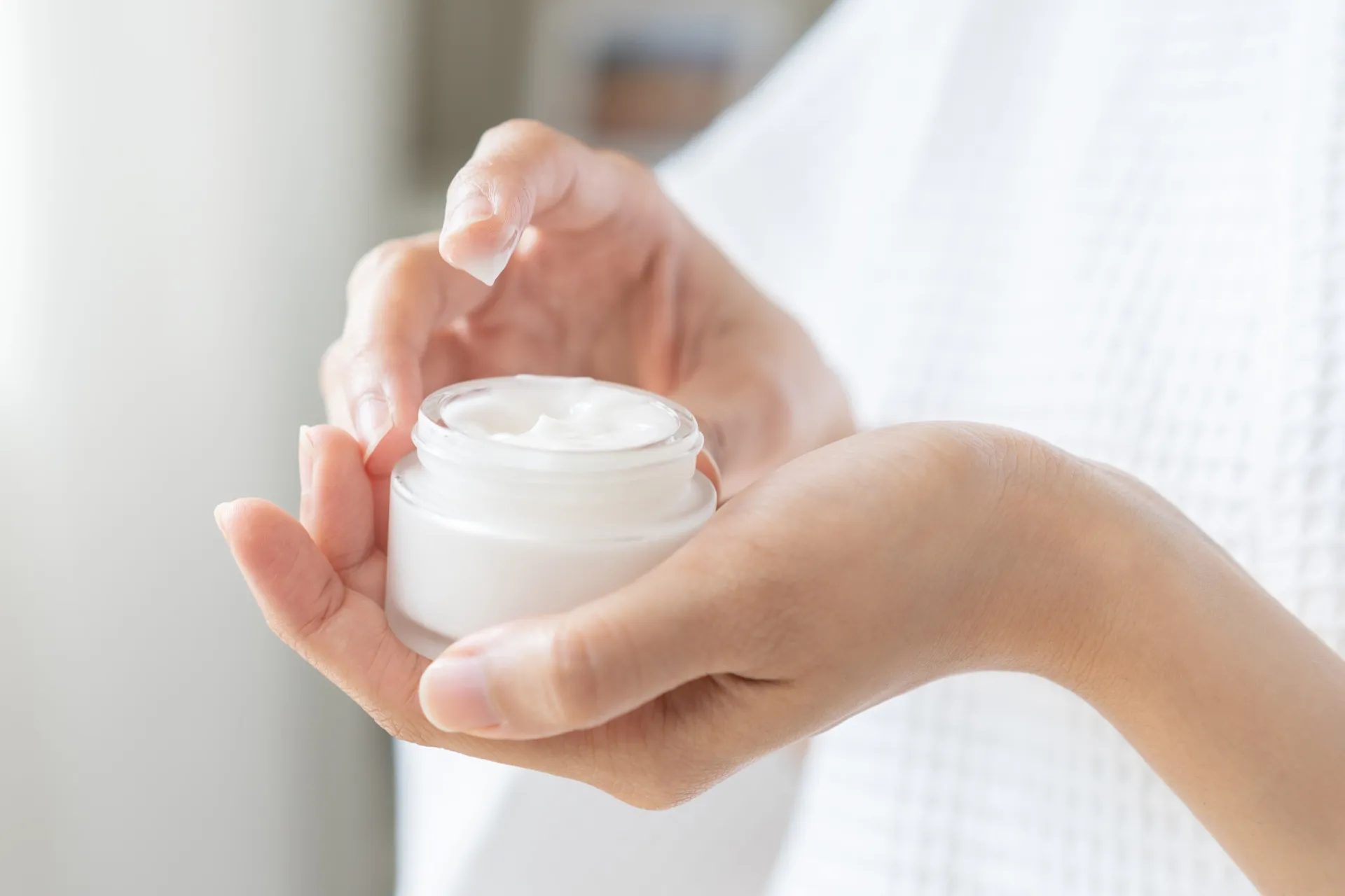Diversos produtos de skincare organizados, simbolizando uma rotina de cuidados consistente.