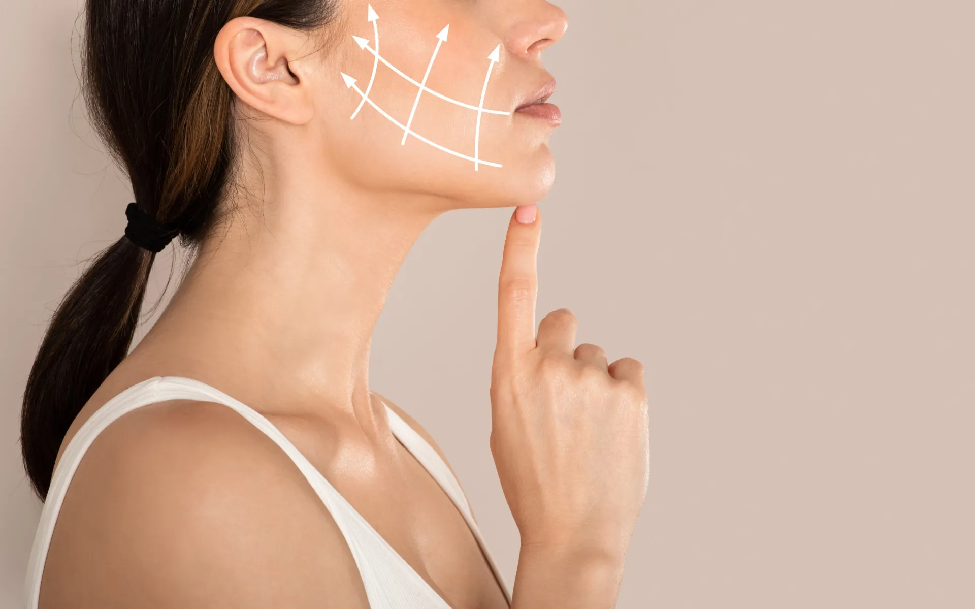 Ilustração mostrando as áreas do rosto que são tratadas em um procedimento de lifting facial.