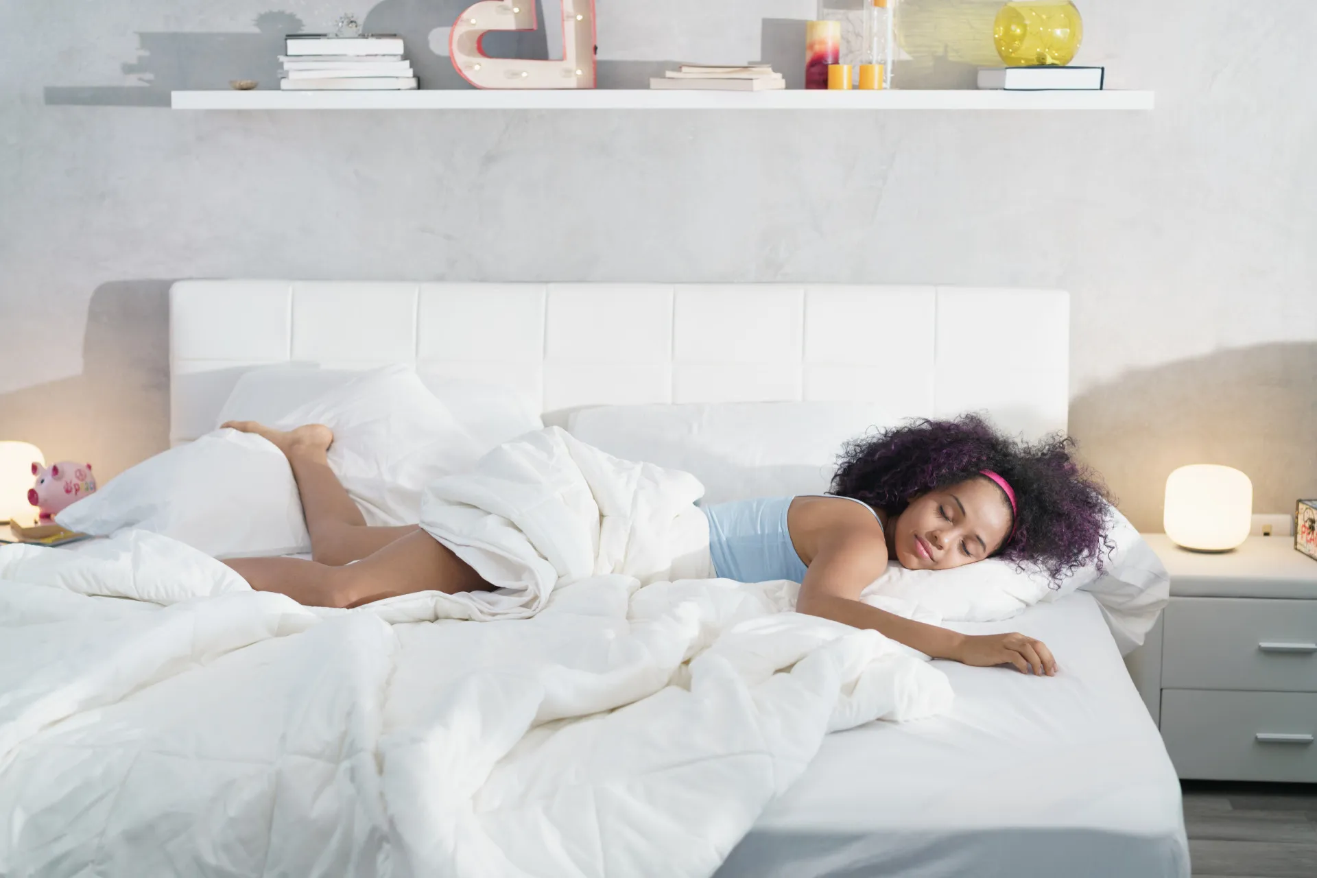 Cama king size com espaço suficiente para um casal e um cachorro grande.