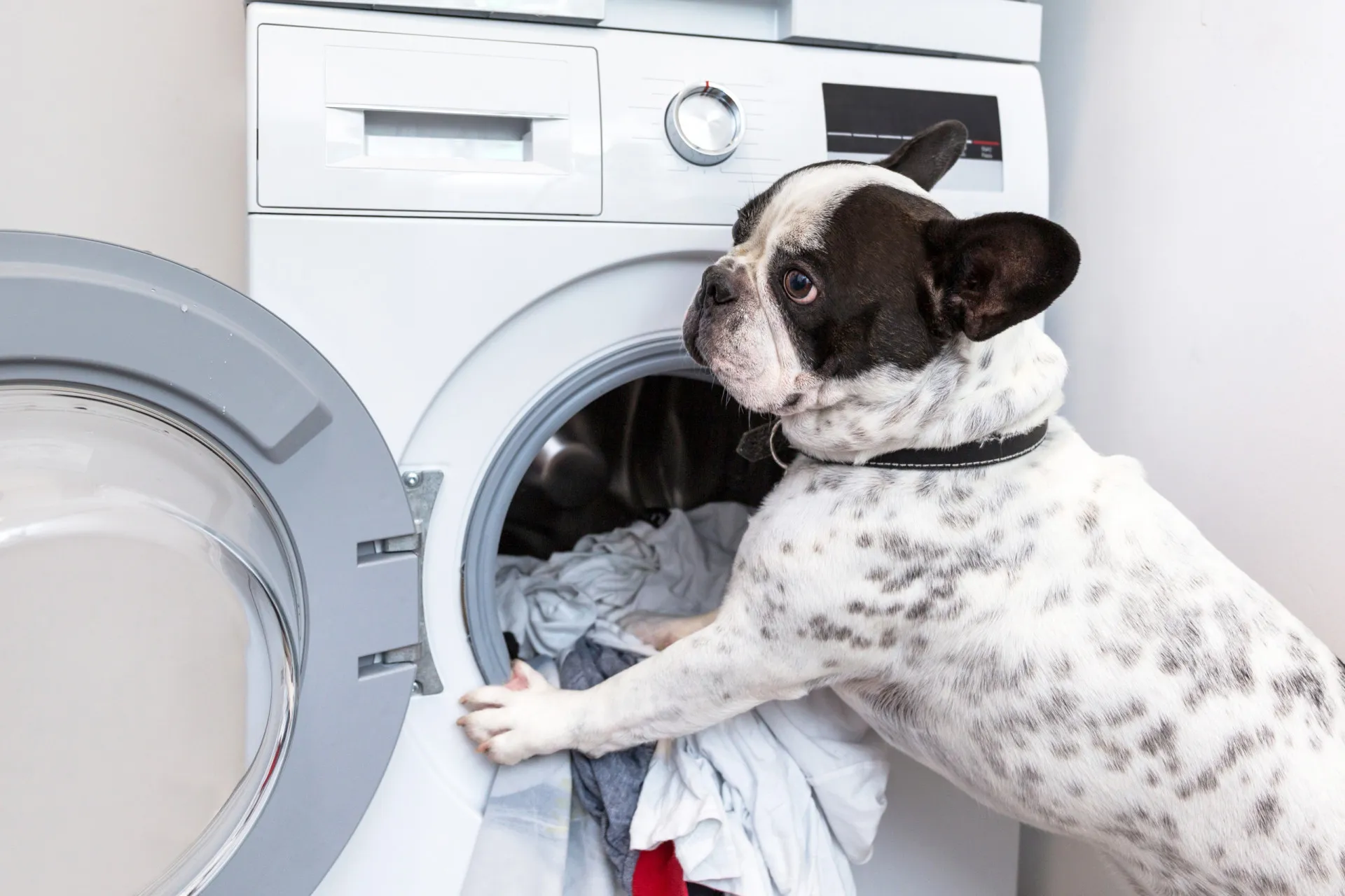Pilha de lençóis e roupas de cama limpos e dobrados.