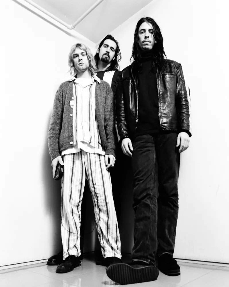 Kurt Cobain, do Nirvana, tocando guitarra com intensidade durante uma apresentação.
