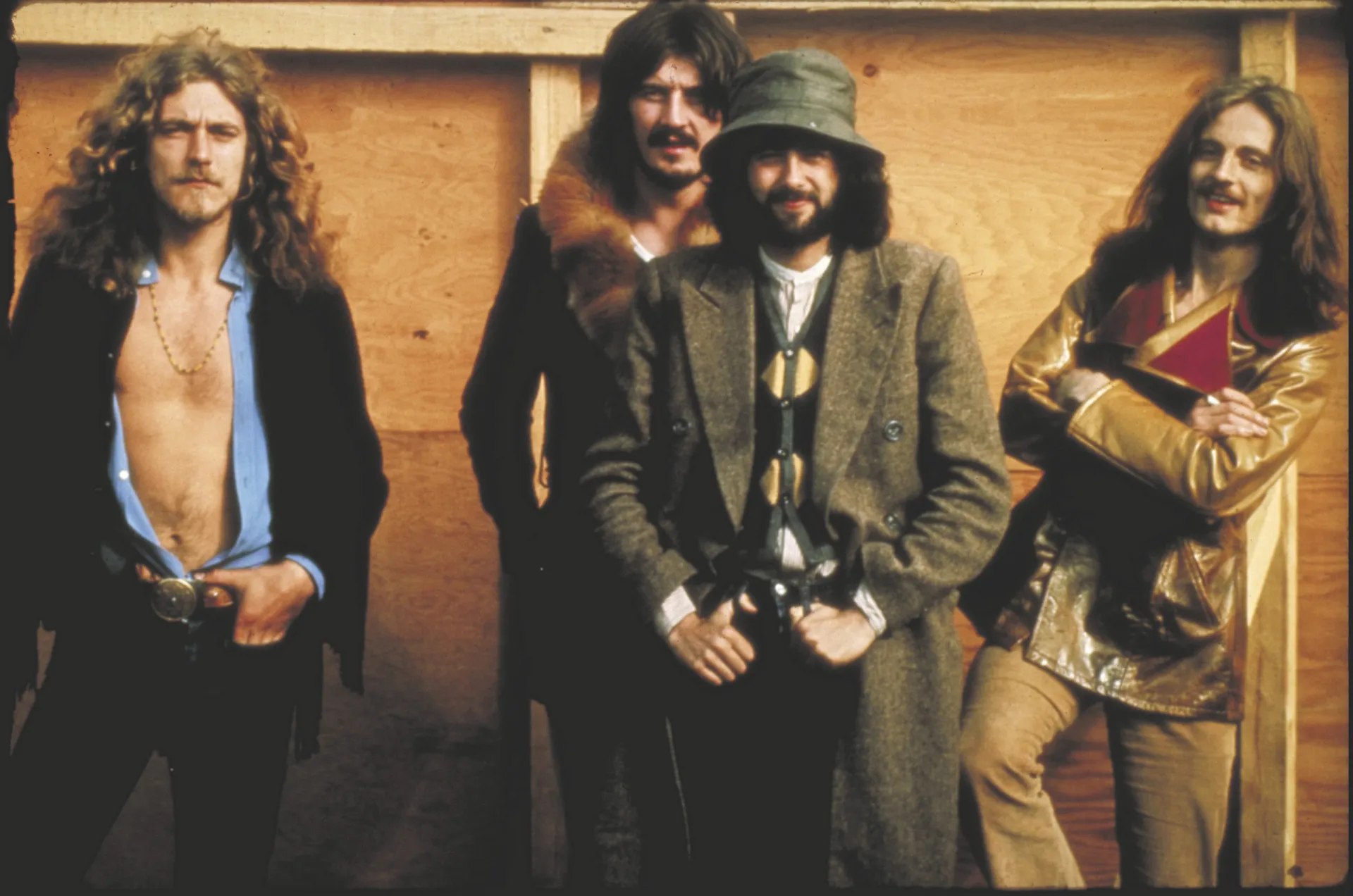 Robert Plant e Jimmy Page, do Led Zeppelin, em uma de suas icônicas apresentações ao vivo.