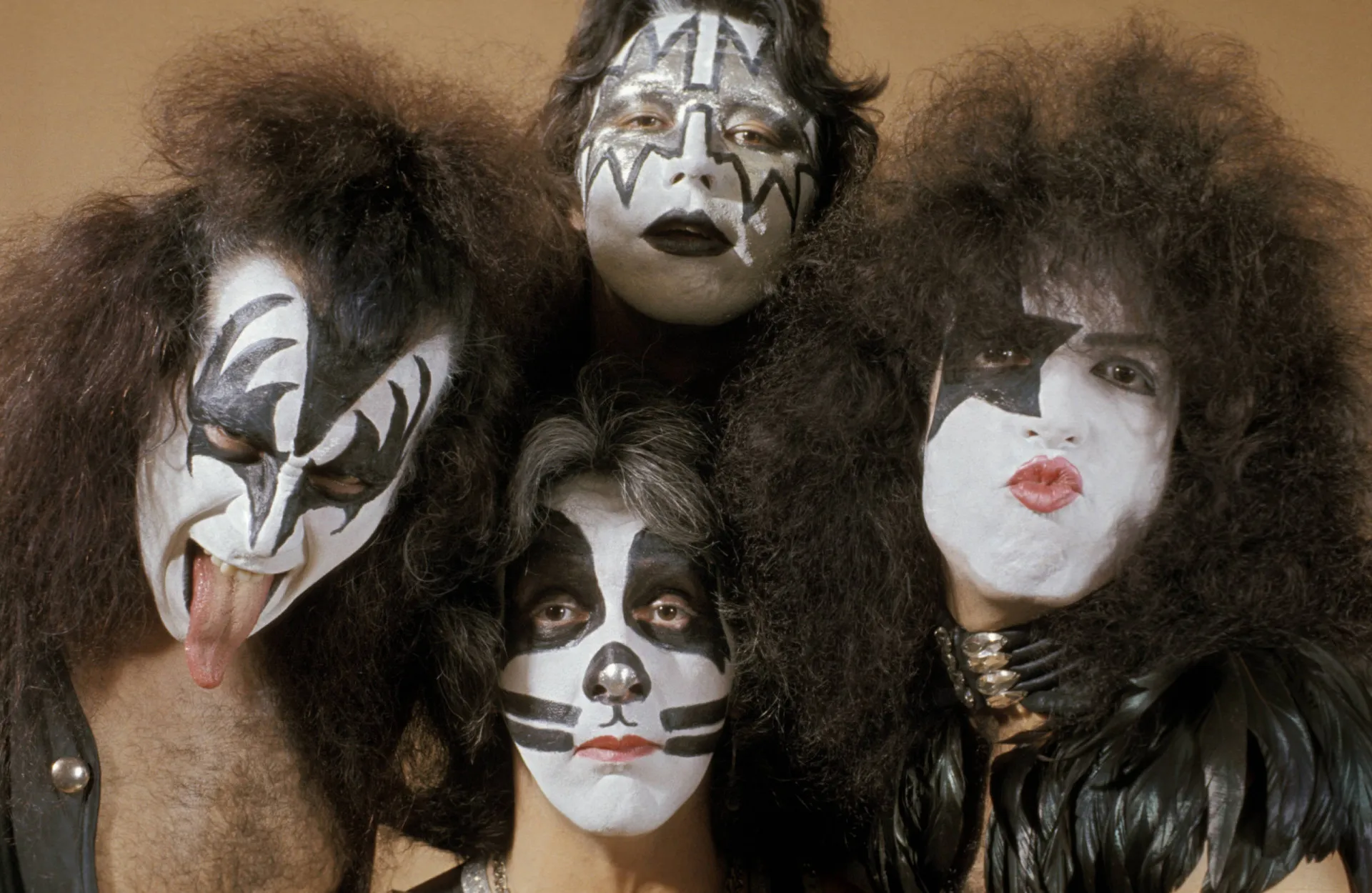 A banda Kiss com suas famosas maquiagens e trajes extravagantes no palco.
