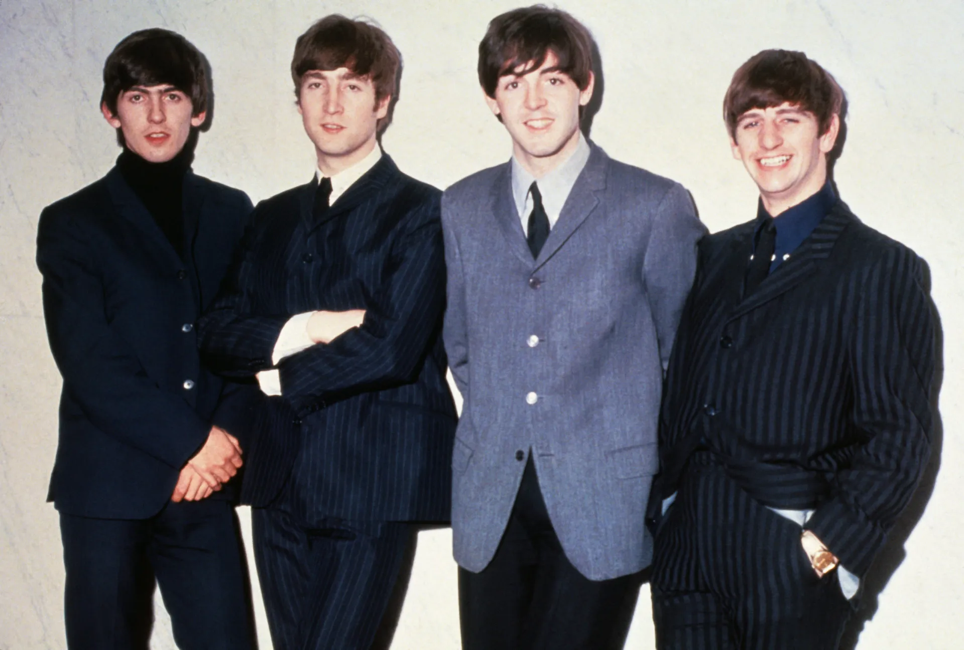 Os quatro membros dos Beatles em sua clássica foto atravessando a Abbey Road.