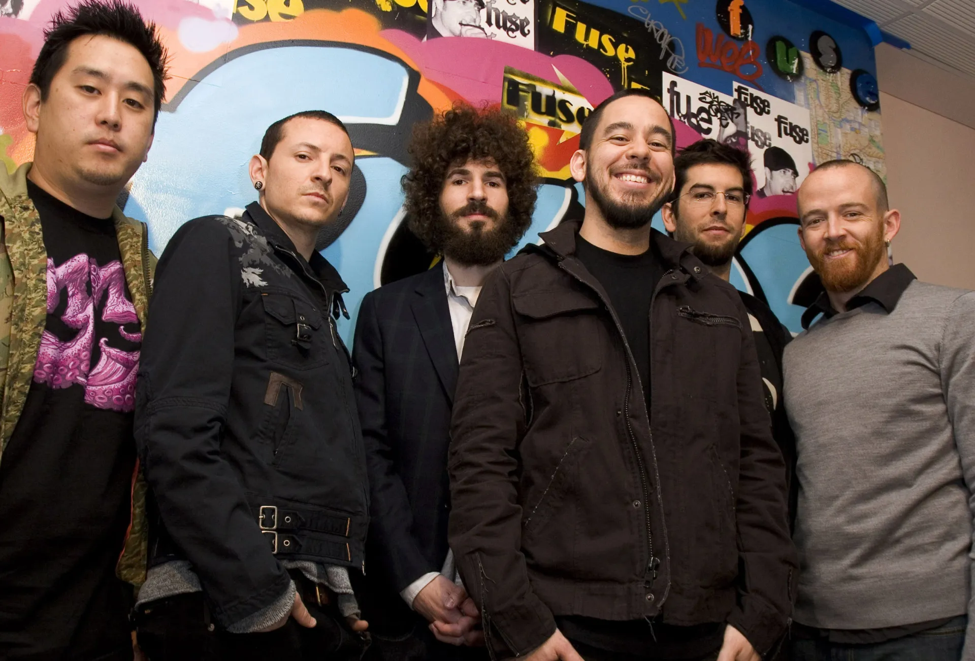Chester Bennington e Mike Shinoda, do Linkin Park, se apresentando no palco.