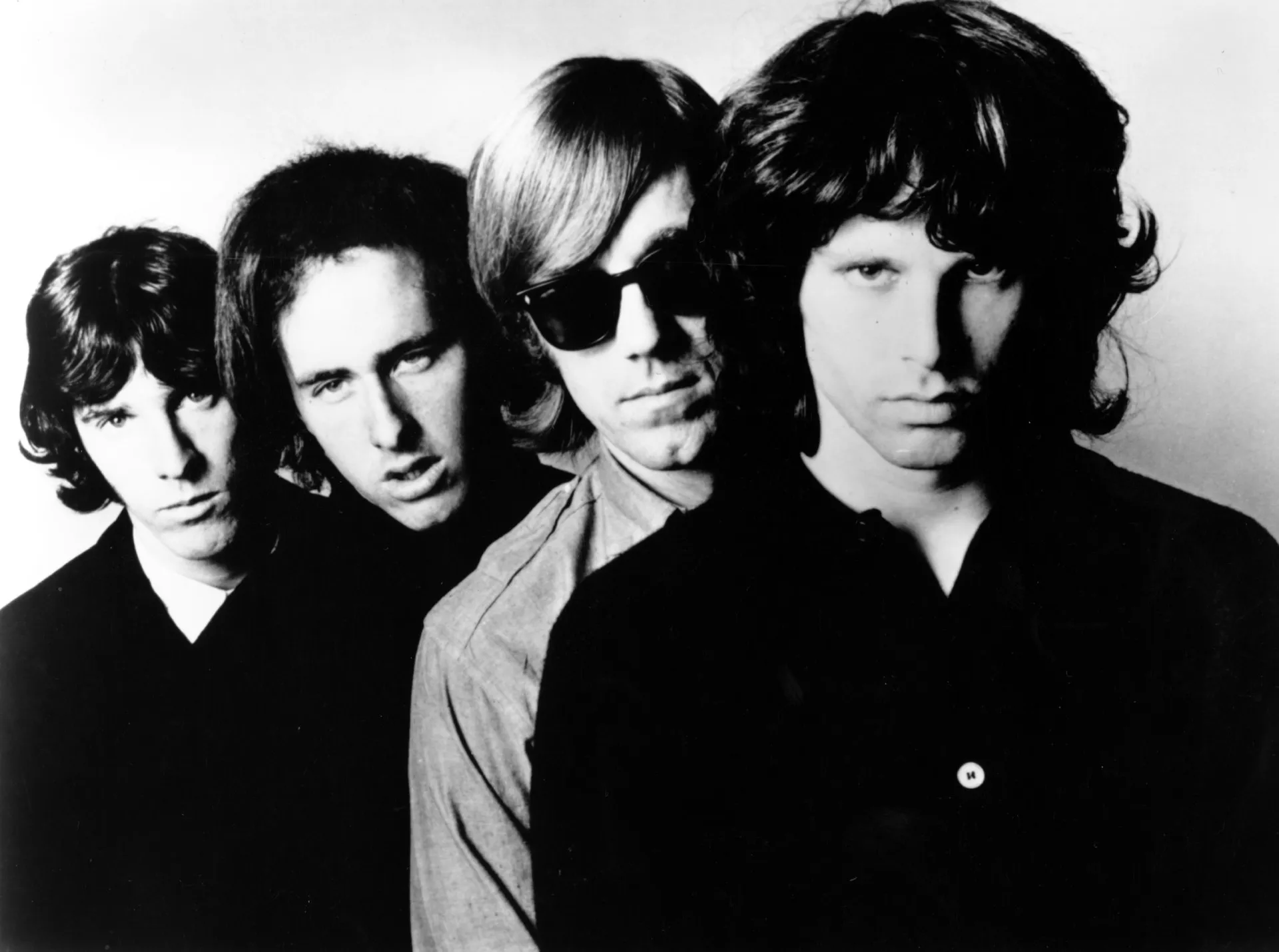 Jim Morrison, vocalista do The Doors, em uma foto clássica e intensa.