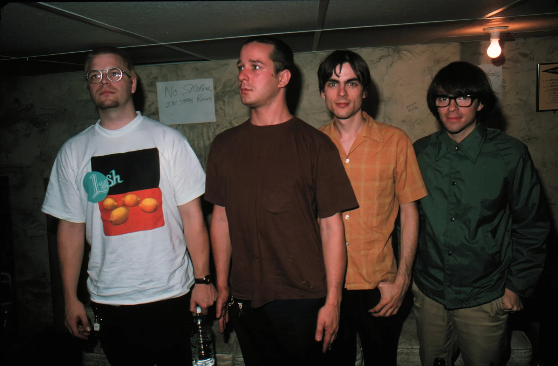 Rivers Cuomo, líder do Weezer, com seus característicos óculos de grau, tocando guitarra.