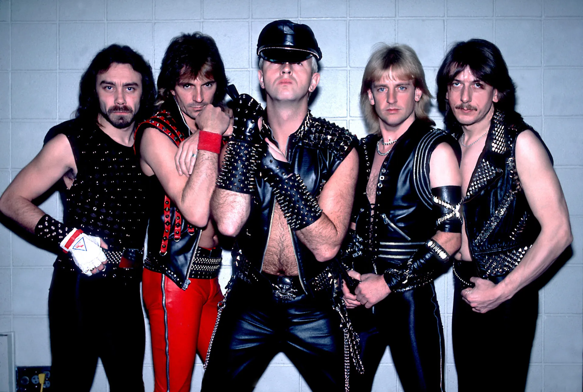 Rob Halford, o Metal God, vocalista do Judas Priest, em uma performance icônica.