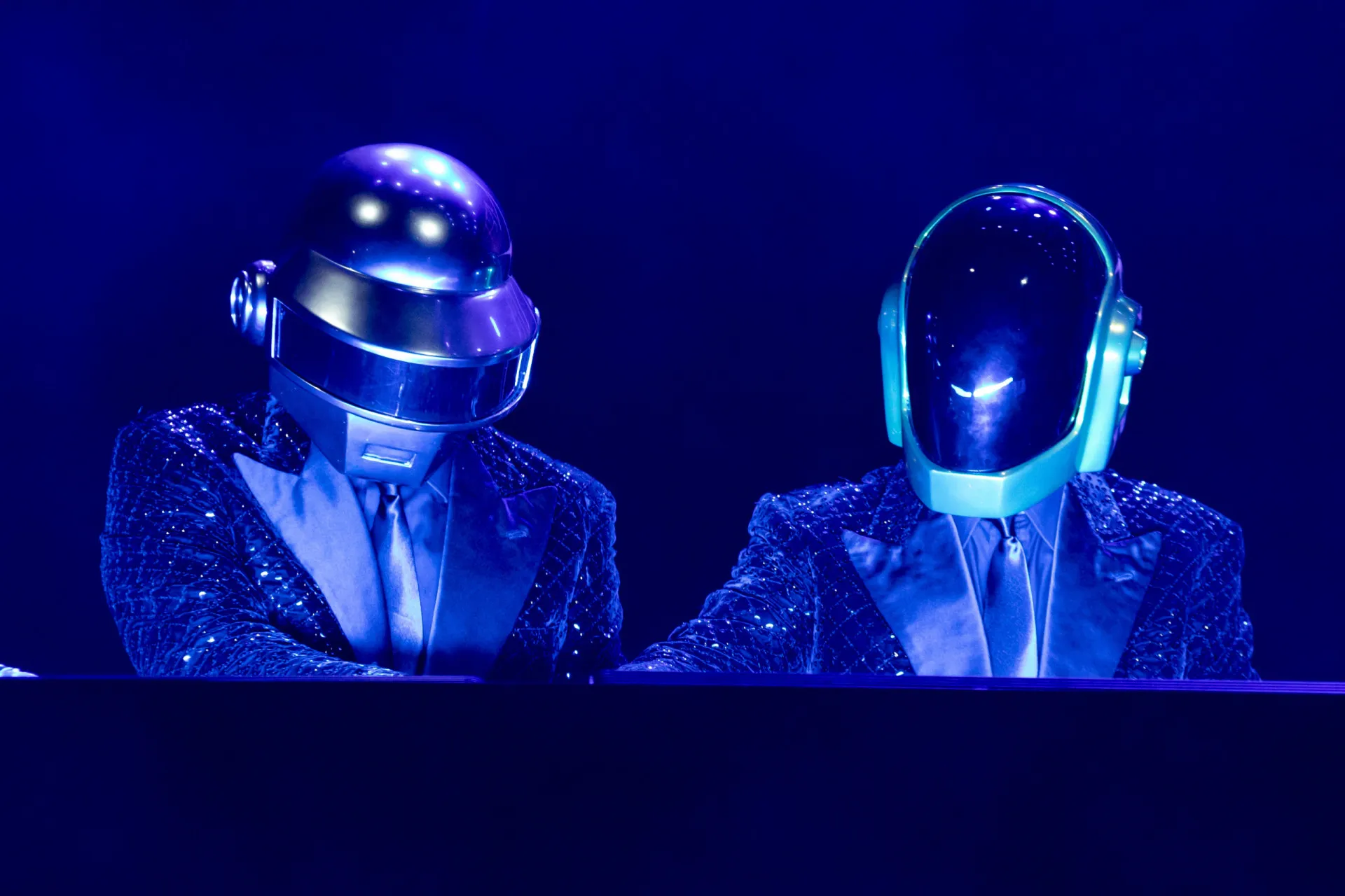 A dupla Daft Punk com seus icônicos capacetes de robô em uma sessão de fotos.