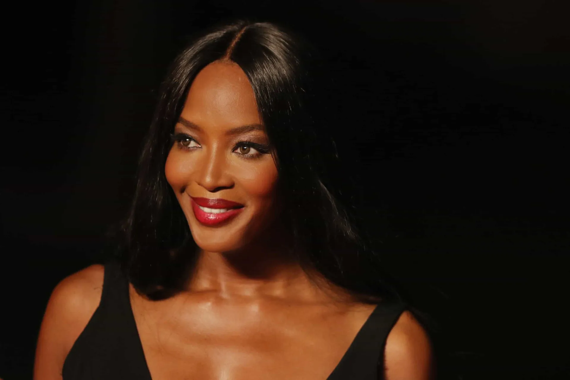A supermodelo Naomi Campbell com seu olhar marcante e pele luminosa.