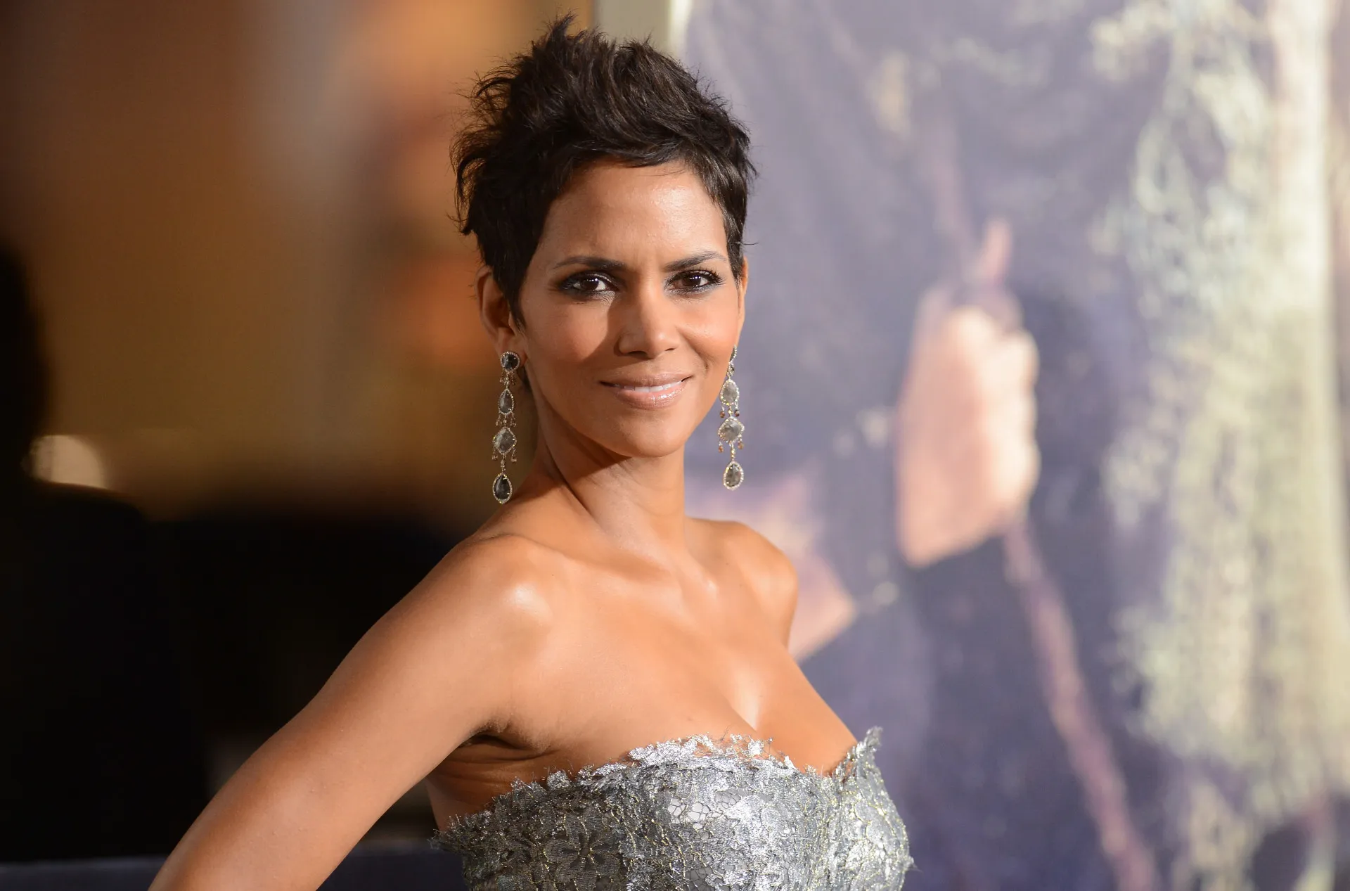 Halle Berry sorrindo, mostrando que a idade é apenas um número para ela.
