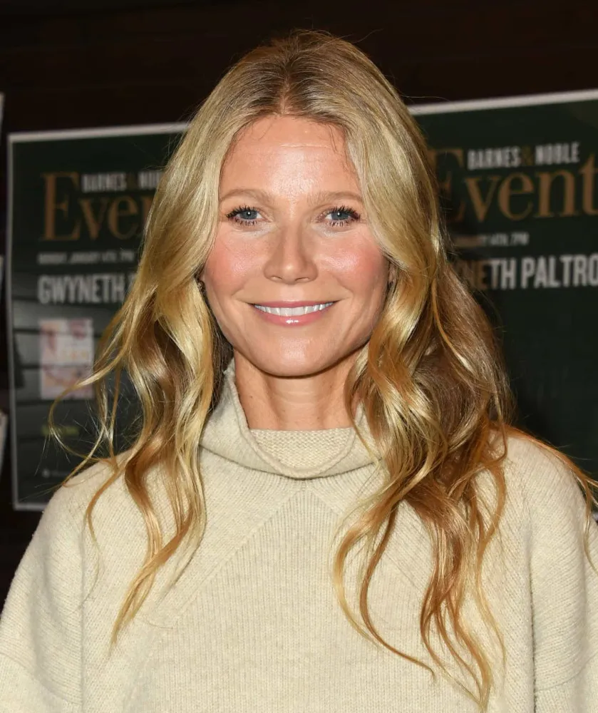 Gwyneth Paltrow, fundadora da Goop, com uma aparência natural e saudável.