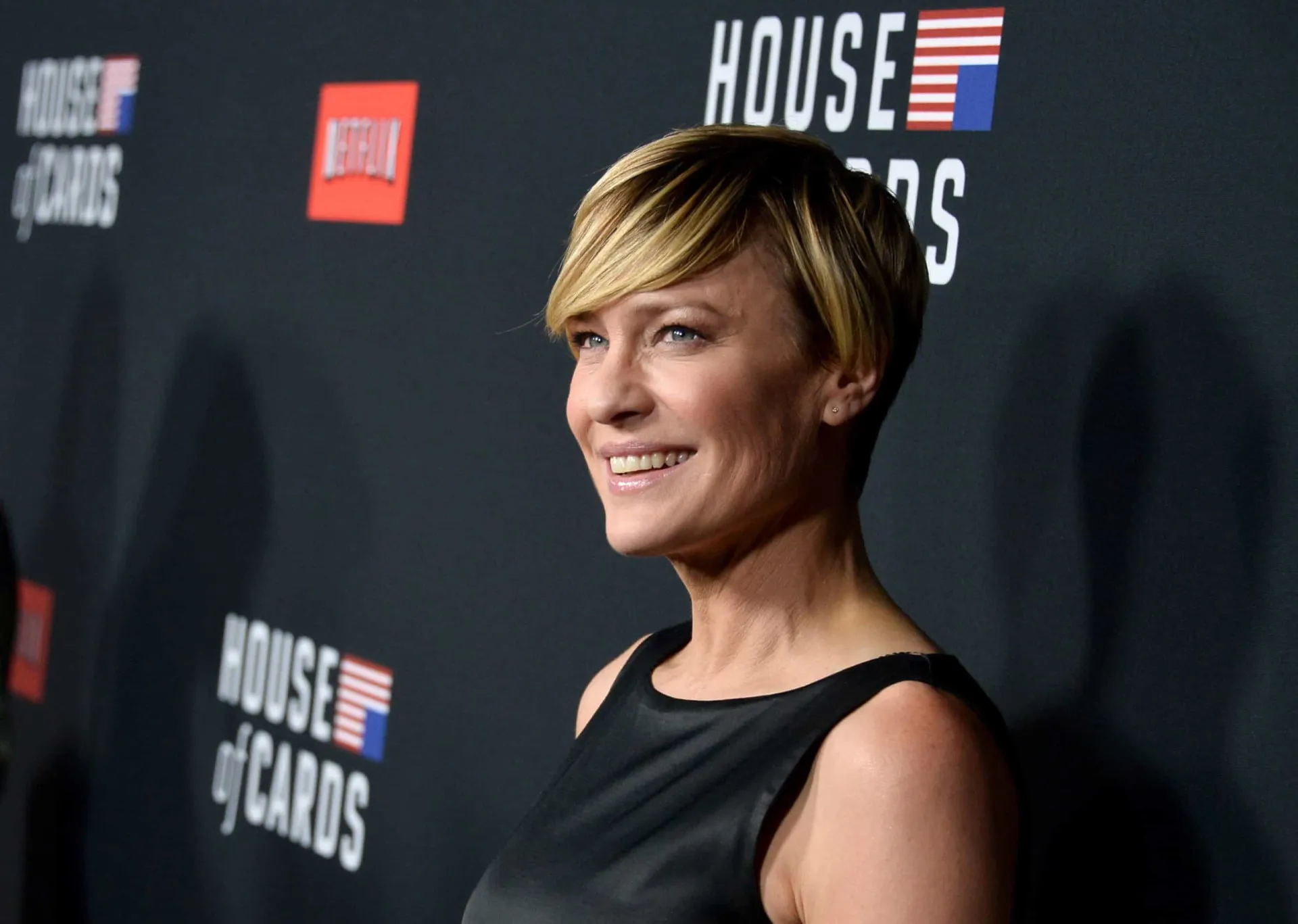 A atriz Robin Wright com uma aparência serena e elegante.