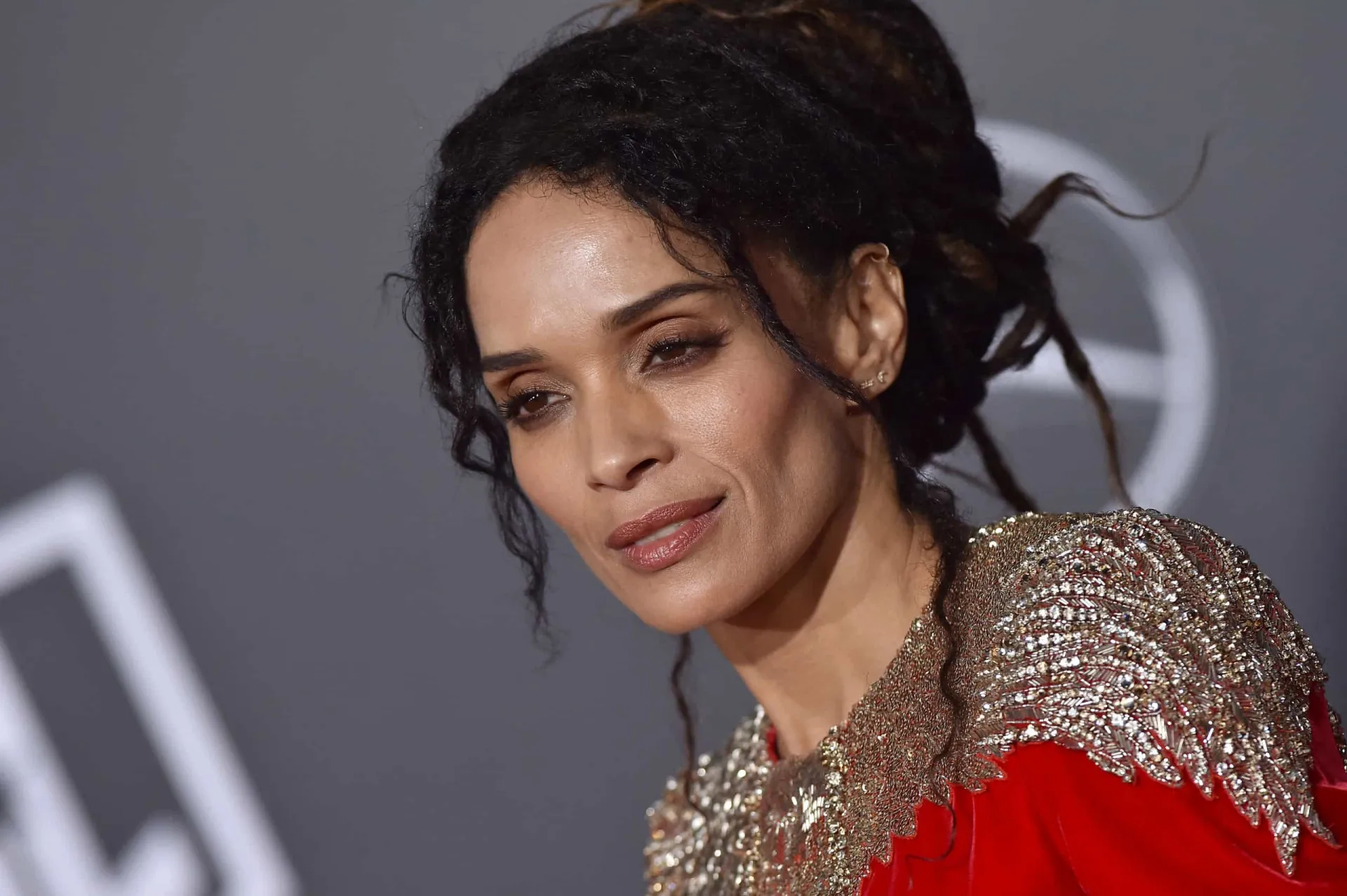 Lisa Bonet, ícone de estilo, com sua beleza exótica e atemporal.