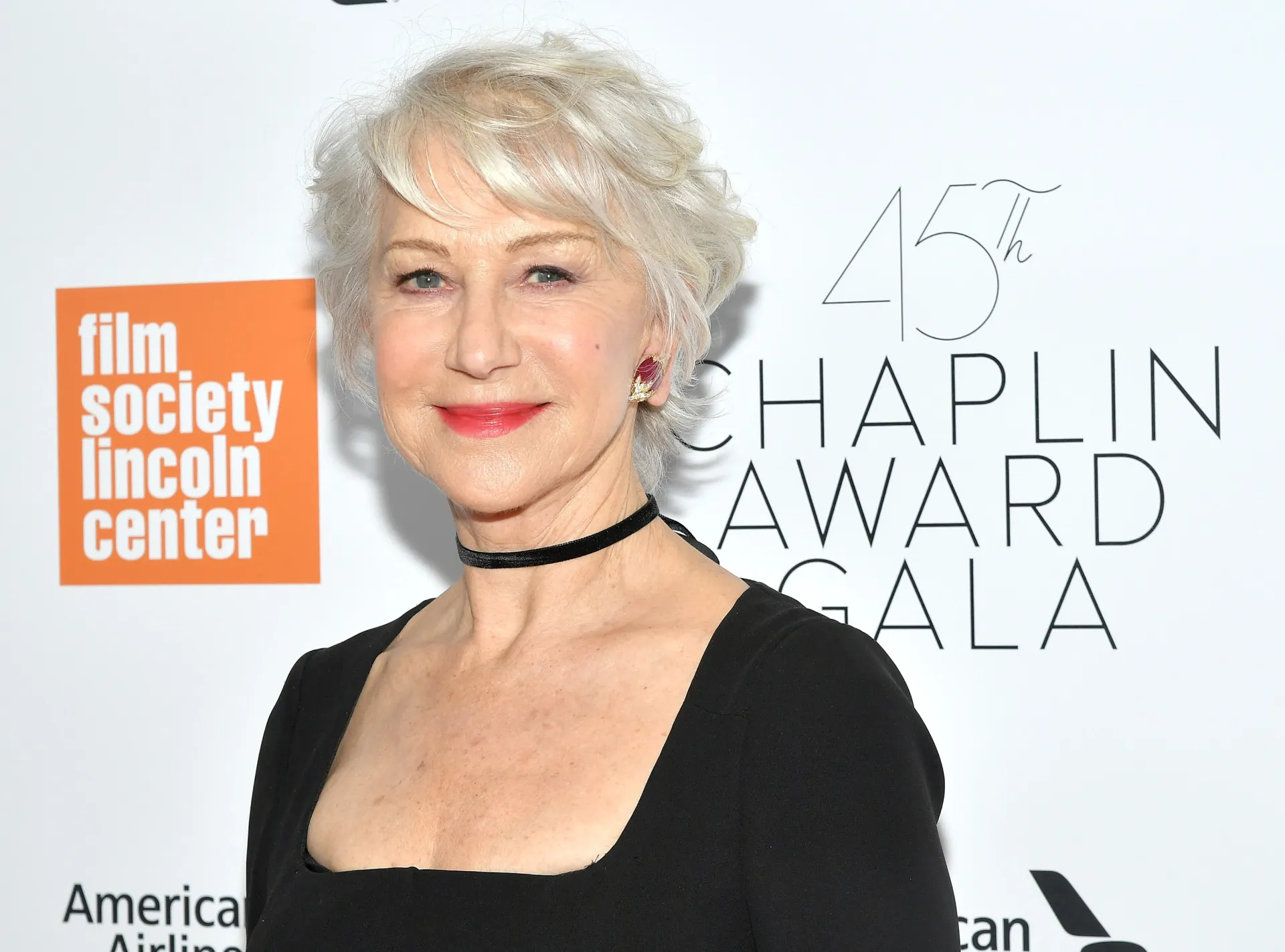 A premiada atriz Helen Mirren, elegante e confiante com seus cabelos brancos.