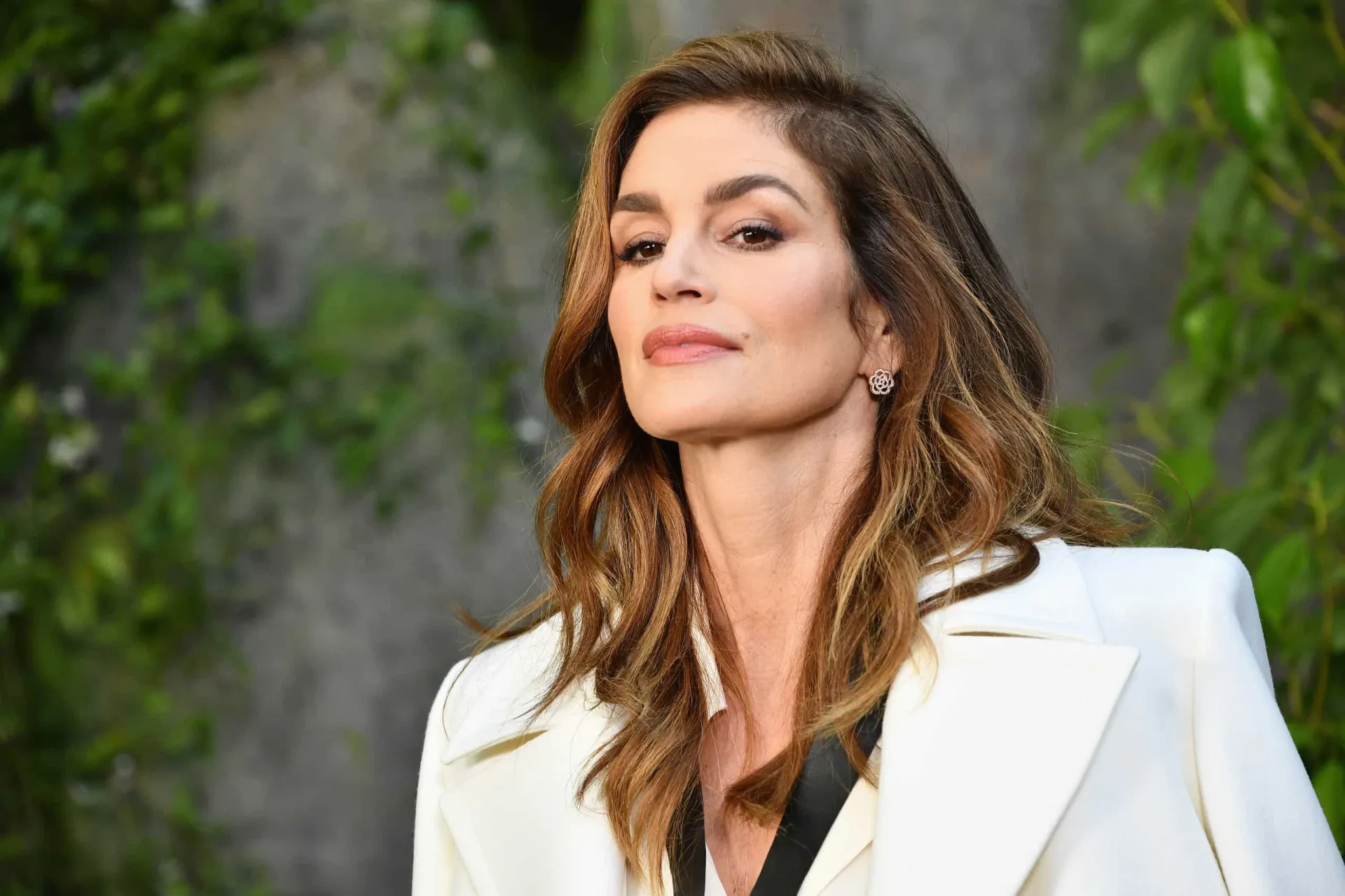 A supermodelo Cindy Crawford, um ícone de beleza dos anos 90, ainda deslumbrante.
