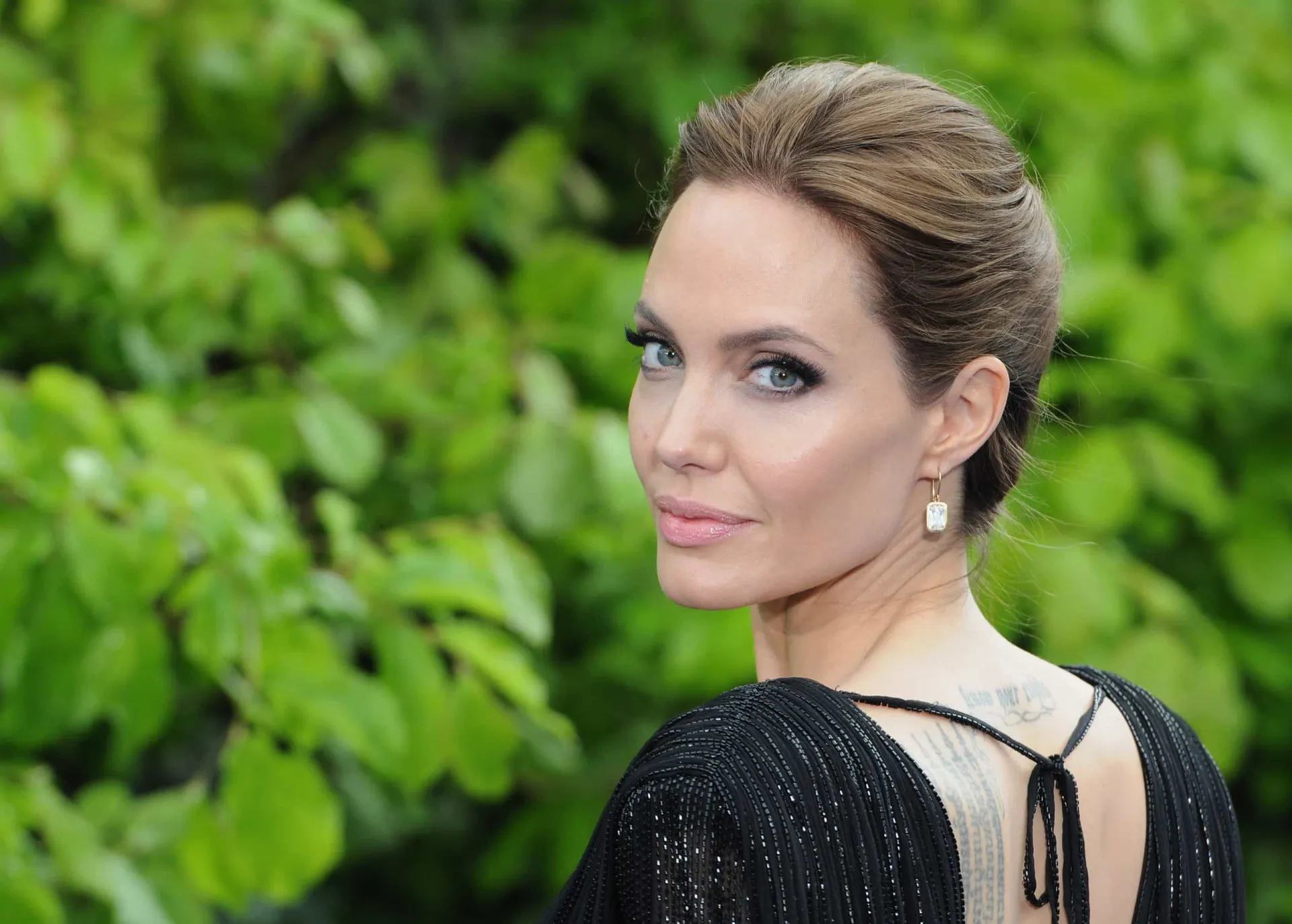 Angelina Jolie com seu icônico visual elegante e beleza estonteante.