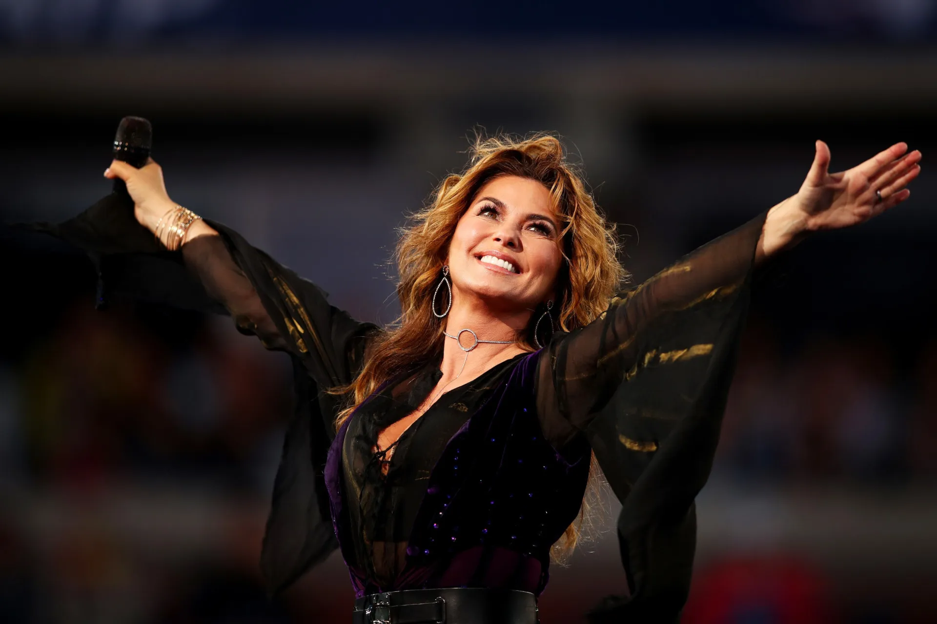 A diva da música country Shania Twain, poderosa e radiante no palco.