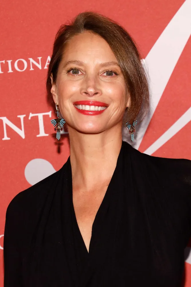 A ex-supermodelo Christy Turlington com um visual natural e elegante.