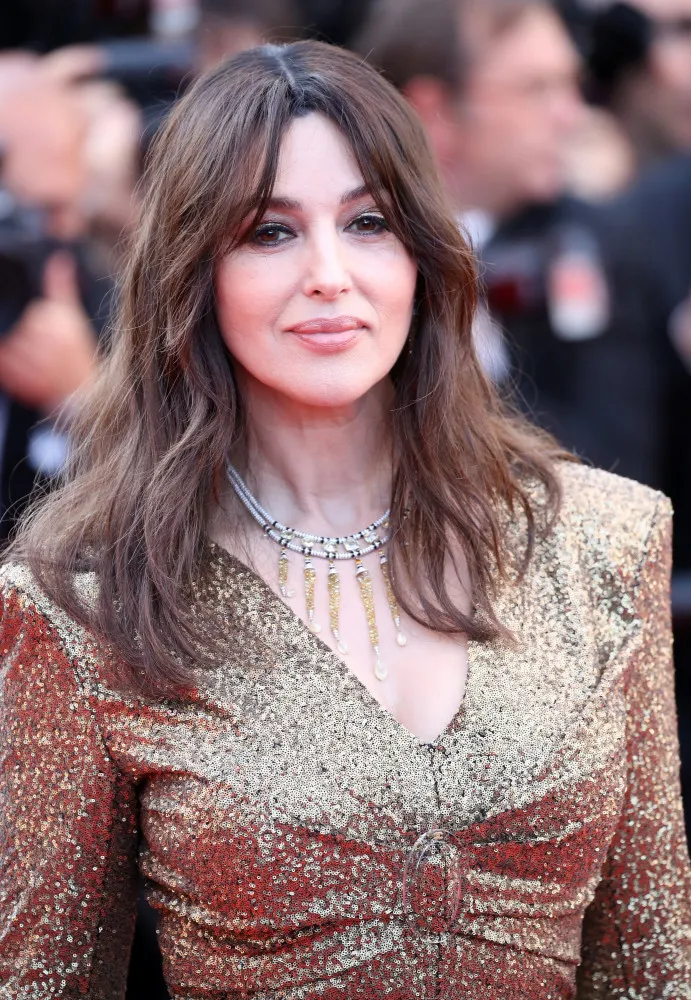 A atriz italiana Monica Bellucci com um olhar intenso e clássico.