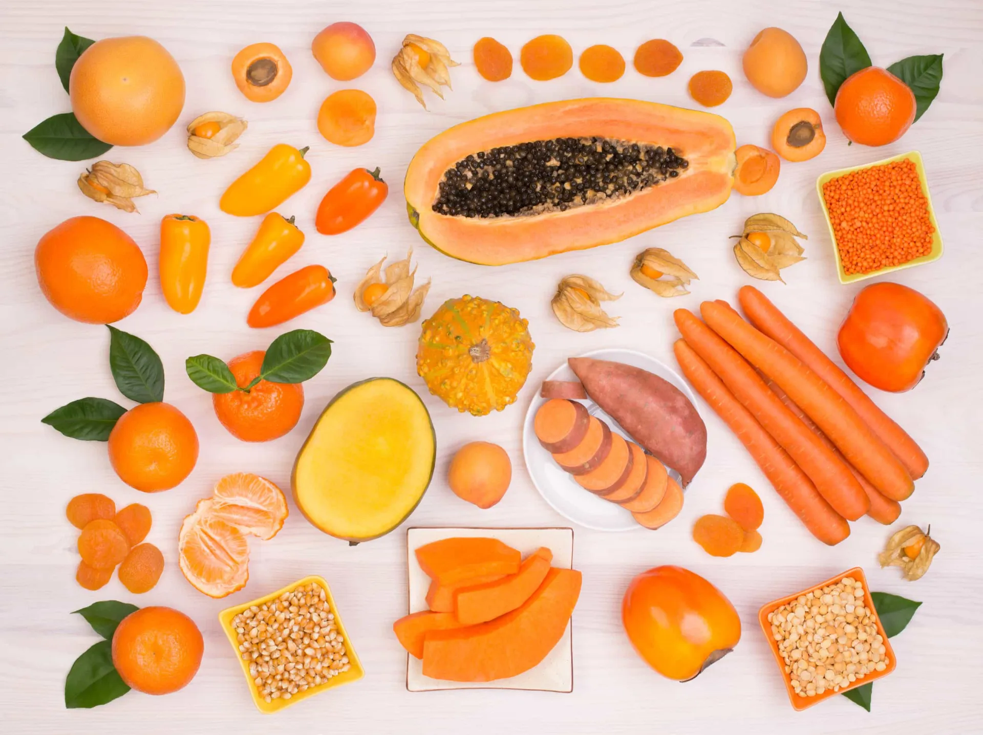 Uma variedade de alimentos ricos em betacaroteno, como batata-doce, abóbora e damasco.