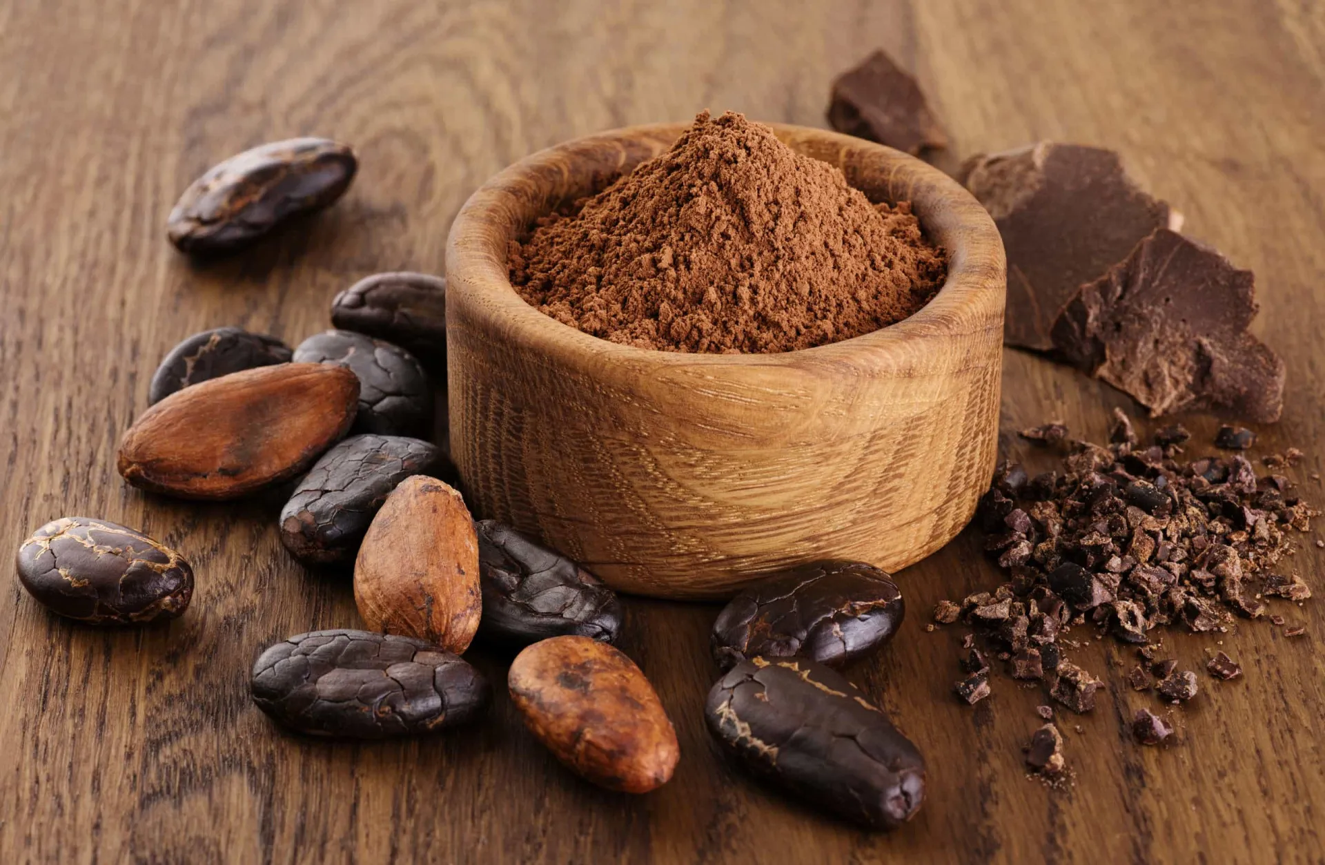 Pedaços de chocolate amargo e cacau em pó, fontes ricas de antioxidantes.