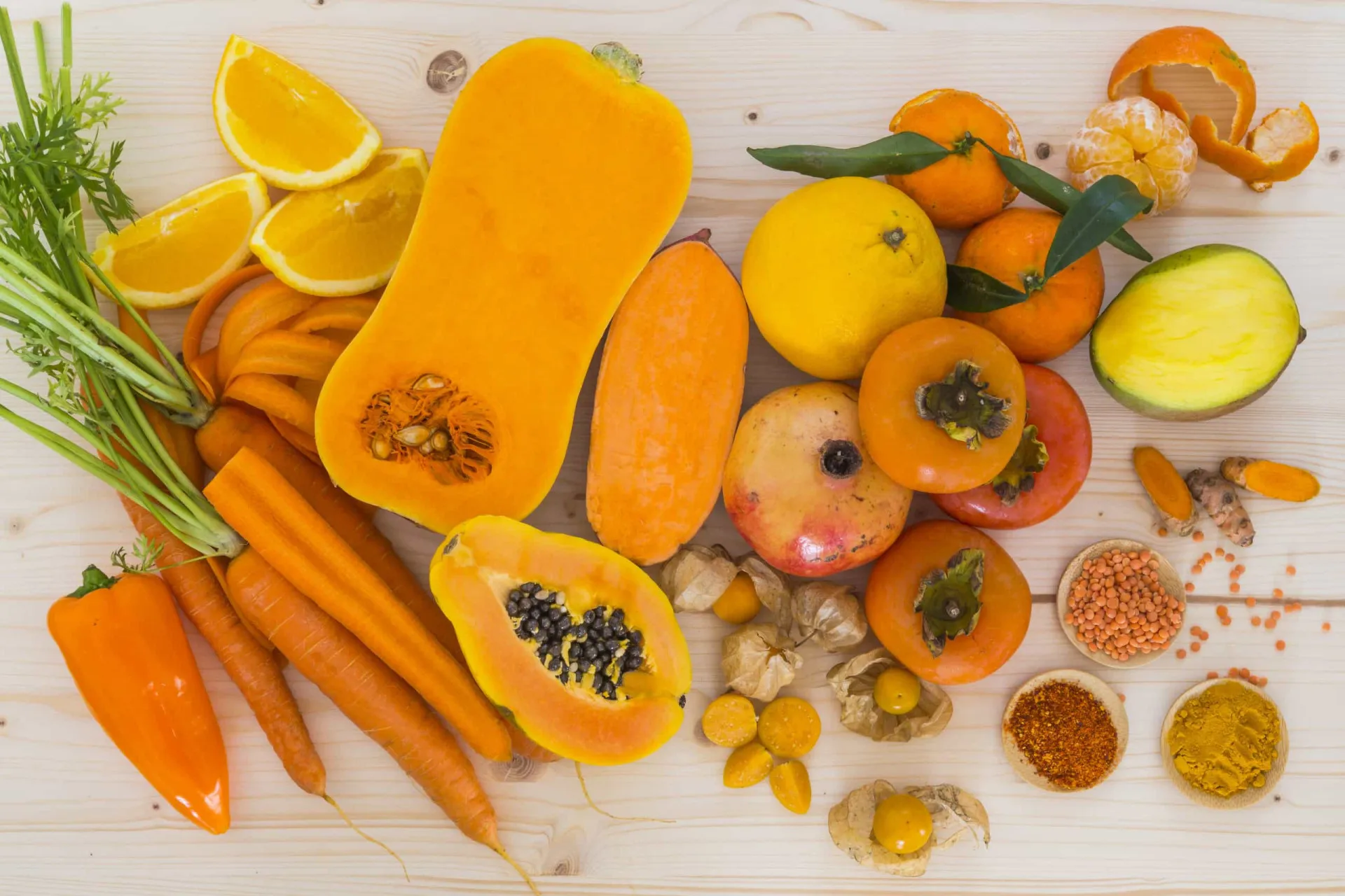 Cenouras frescas e outros vegetais de cor laranja, ricos em betacaroteno.
