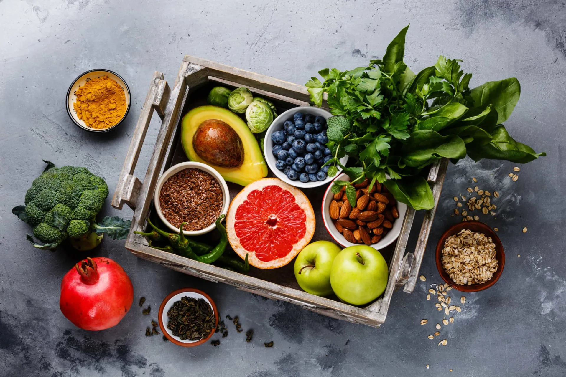 Ponto de interrogação sobre um prato de vegetais, simbolizando as incógnitas da ciência nutricional.