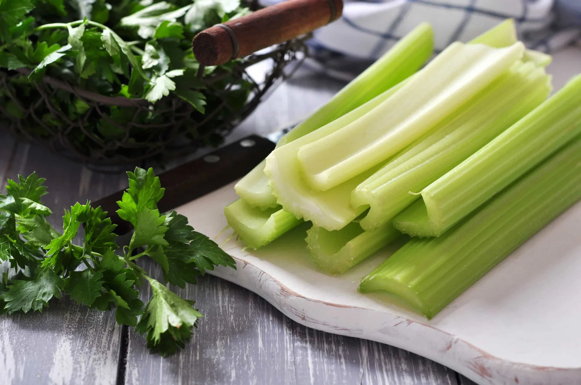 Ervas frescas como salsa, aipo, hortelã e flores de camomila, fontes de flavonas.