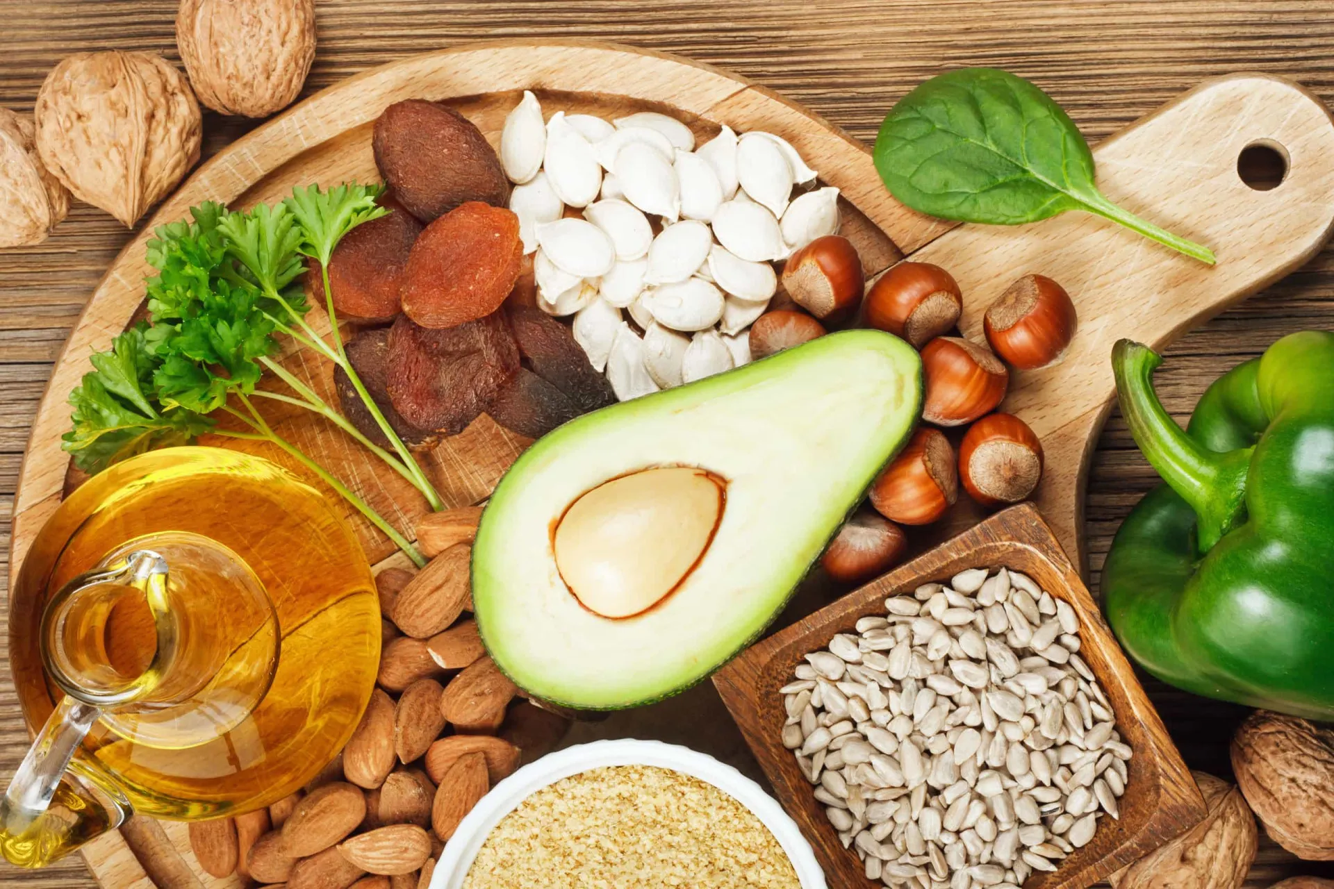 Amêndoas, sementes e azeite de oliva, excelentes fontes de vitamina E e gorduras saudáveis.
