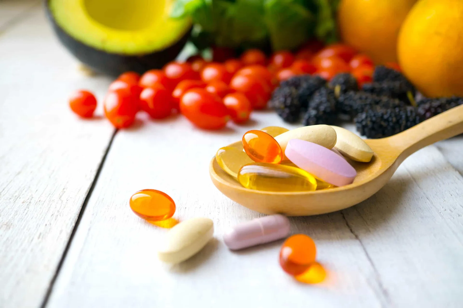 Frascos de suplementos vitamínicos, que podem não ser tão eficazes quanto os alimentos integrais.