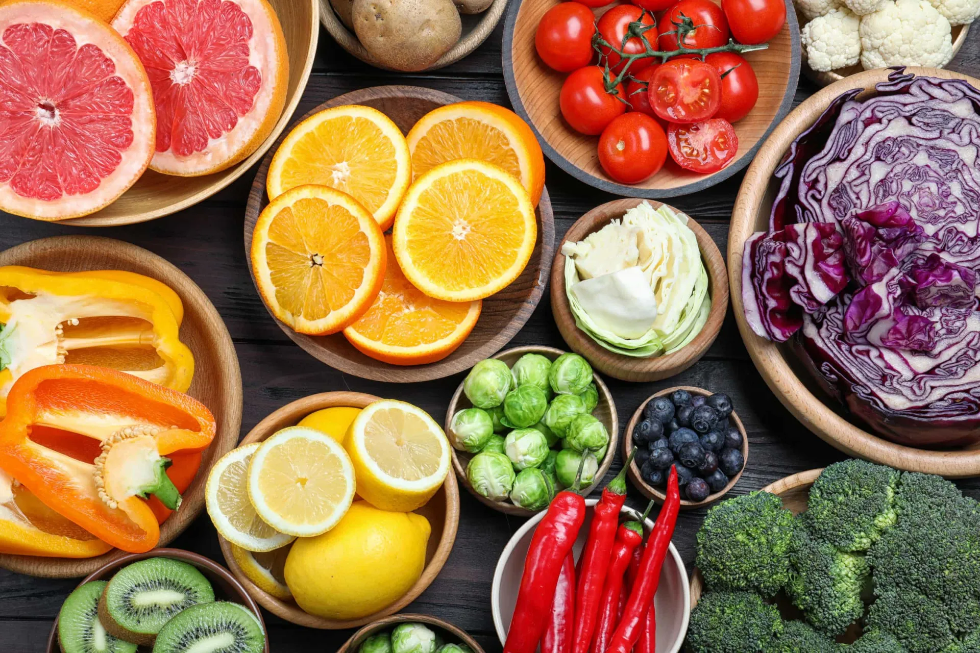 Frutas cítricas como laranjas e limões, kiwis e pimentões, todos ricos em vitamina C.