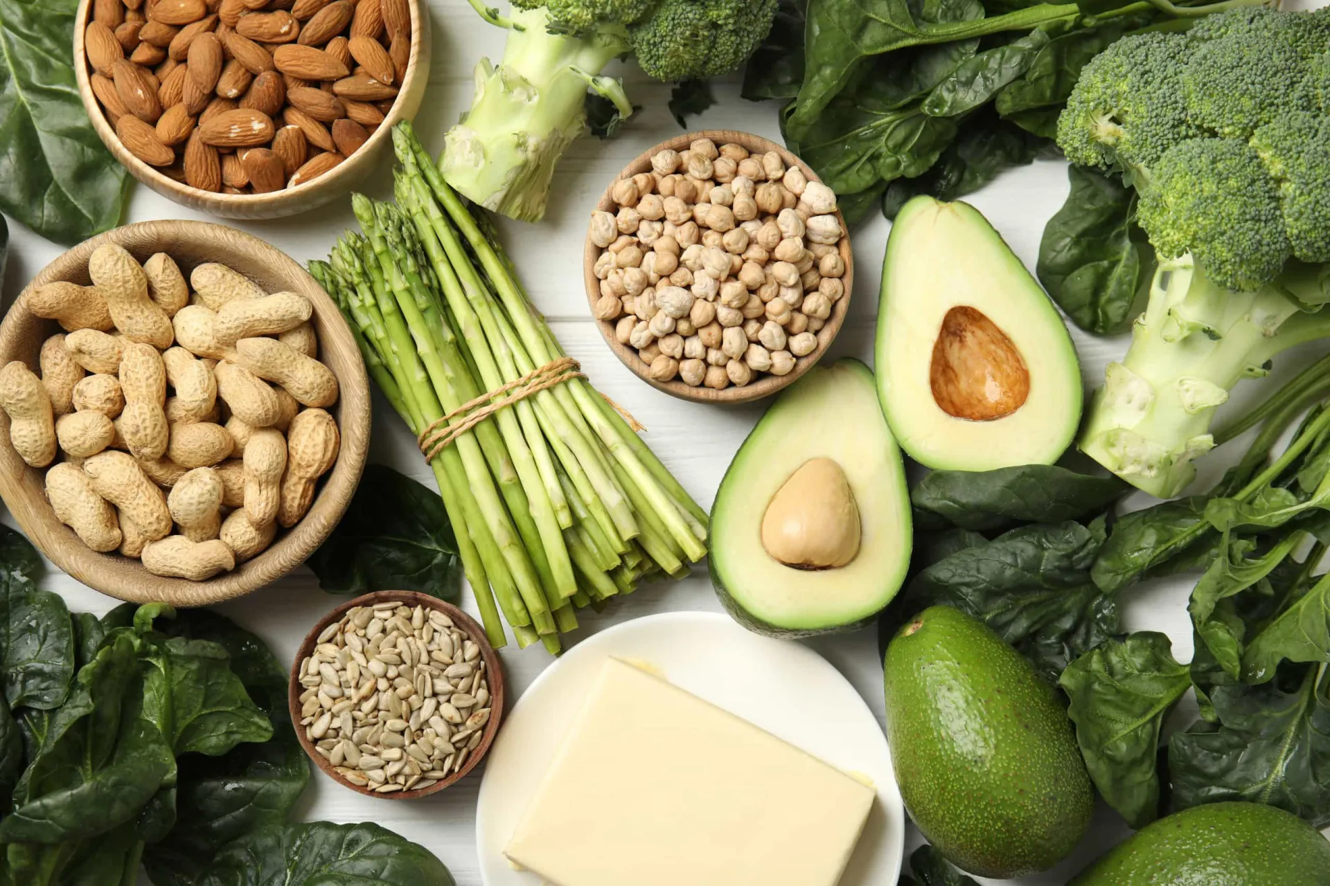 Uma variedade de nozes, castanhas e sementes de girassol, todas ricas em vitamina E.