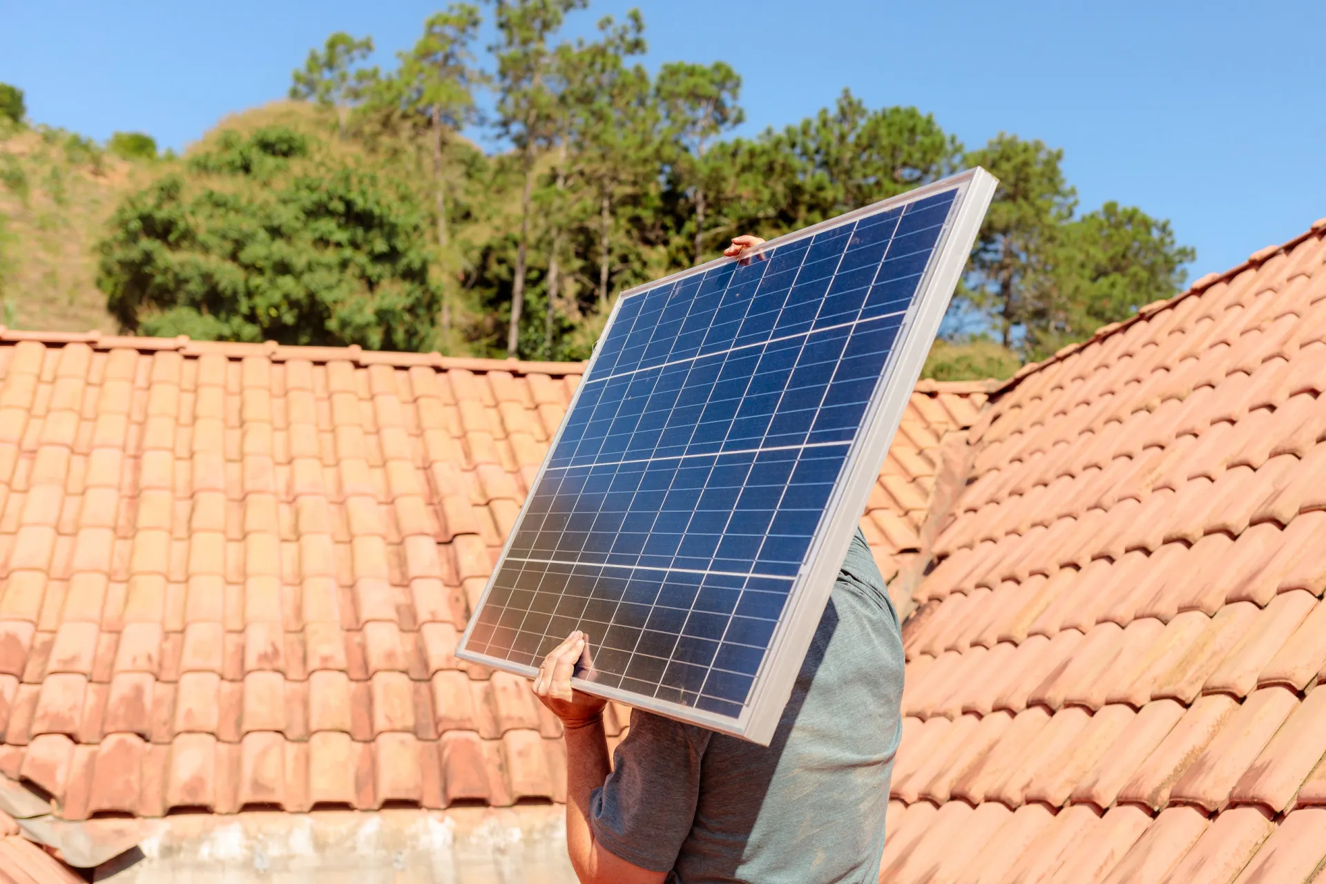 Painéis solares instalados no telhado de uma casa moderna.