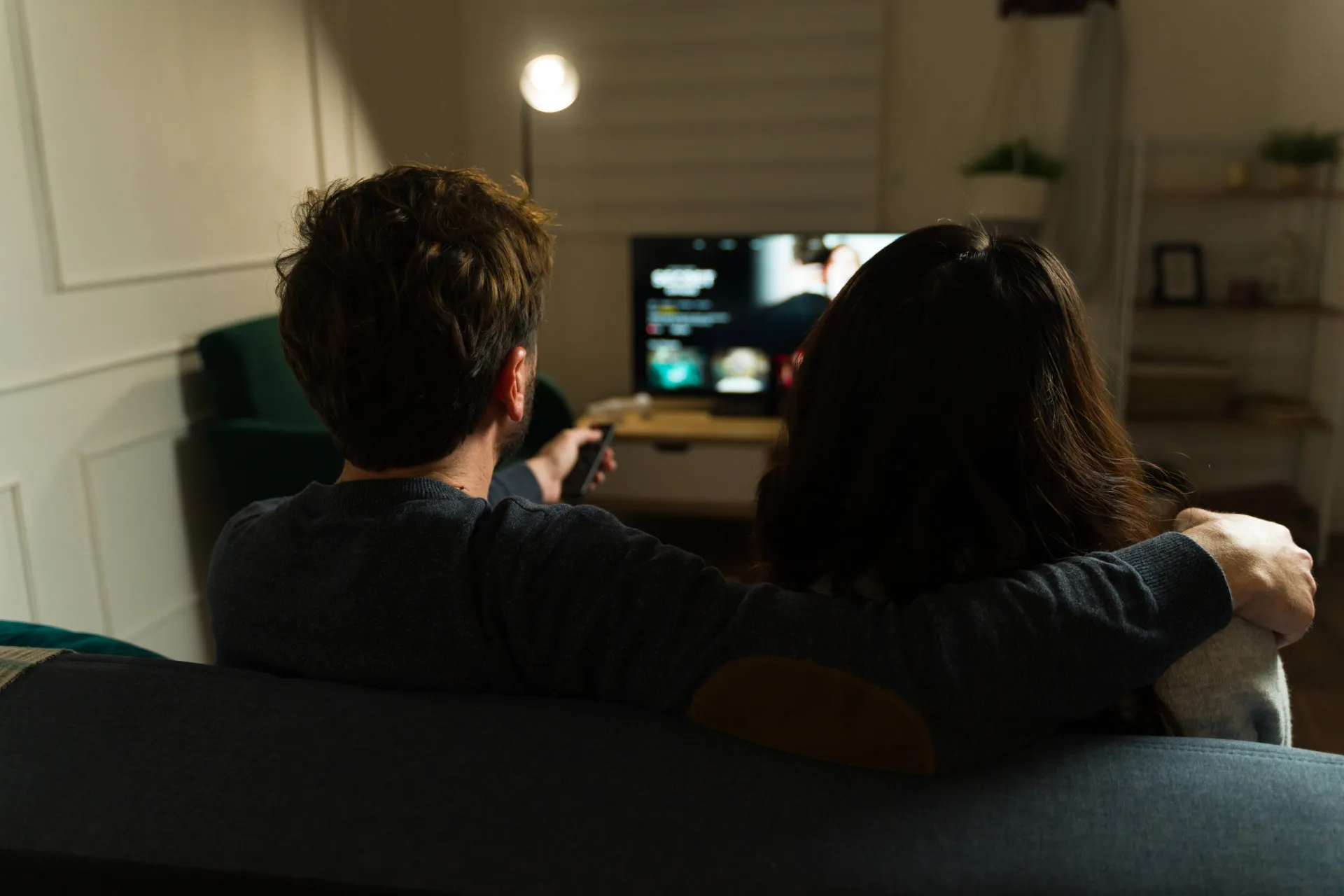 Vários logotipos de serviços de streaming como Netflix, HBO Max e Disney+ em uma tela.